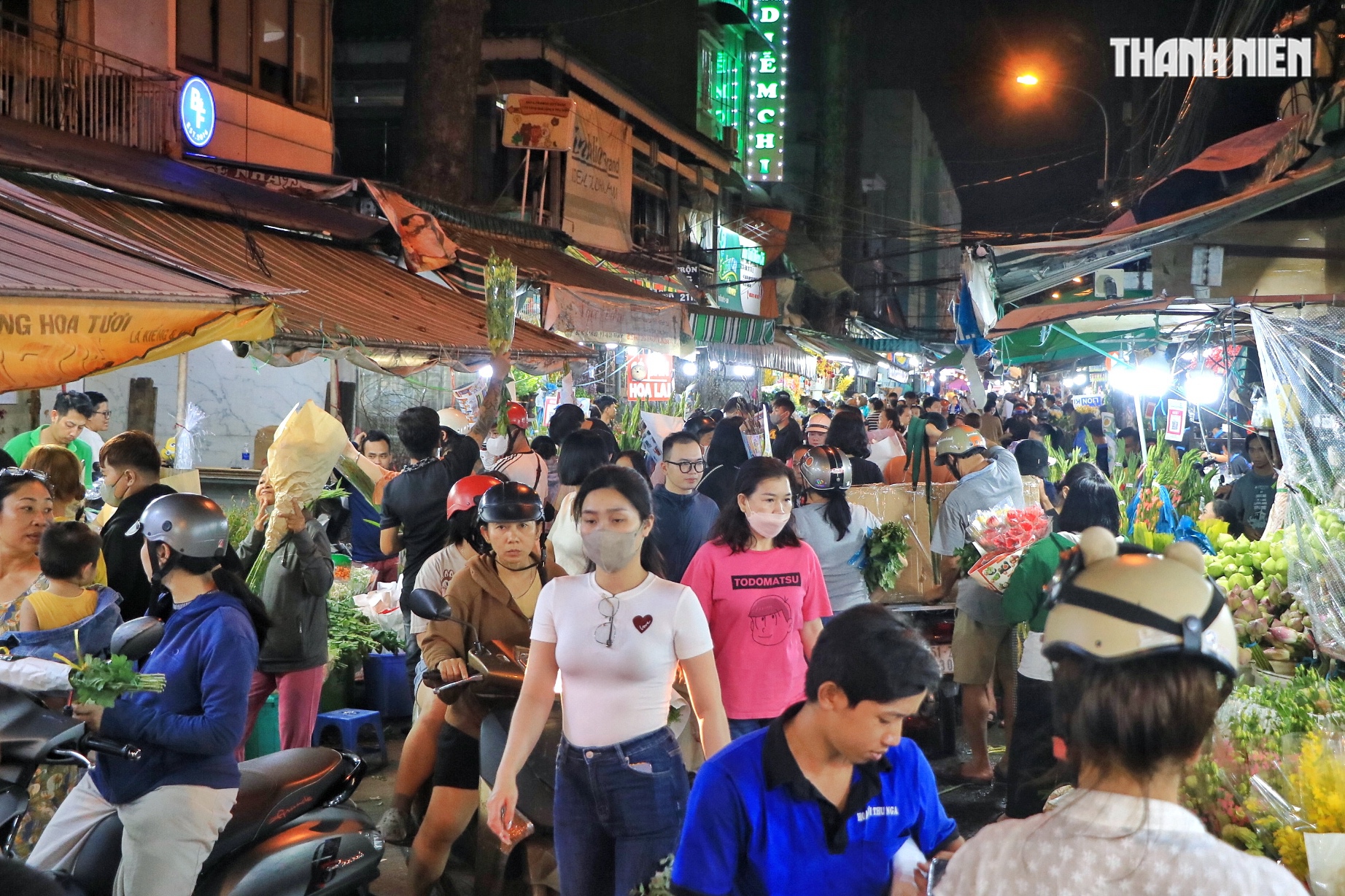 Đêm 28 tết, độc lạ chợ hoa lớn nhất TP.HCM: Shop… không cho trả giá, vì sao? - Ảnh 1.