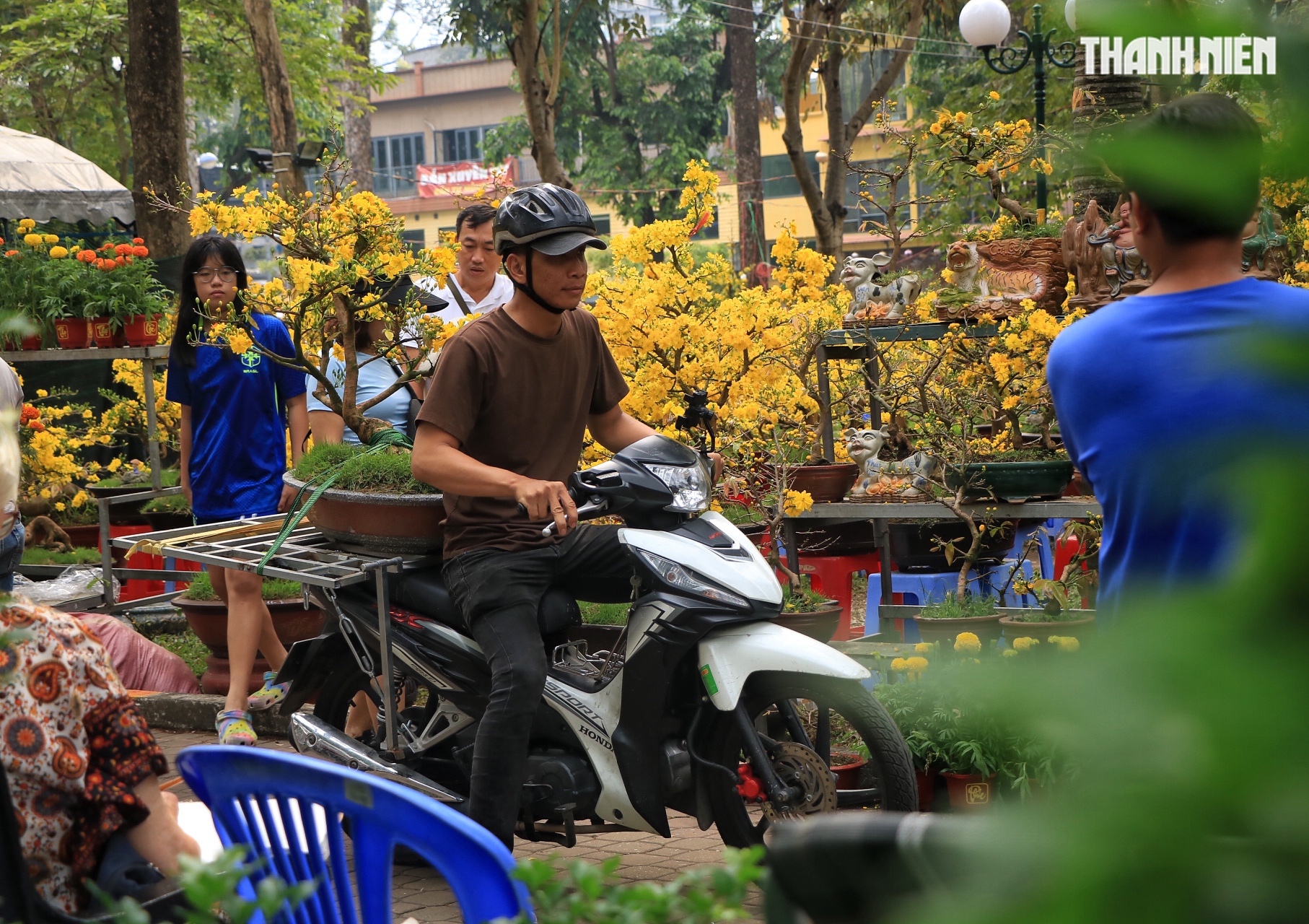 Người bán hoa tết ở TP.HCM tươi như hoa, chia sẻ bí quyết là... không nói thách! - Ảnh 2. Người bán hoa tết ở TP.HCM tươi như hoa, chia sẻ bí quyết là... không nói thách! - Ảnh 2.