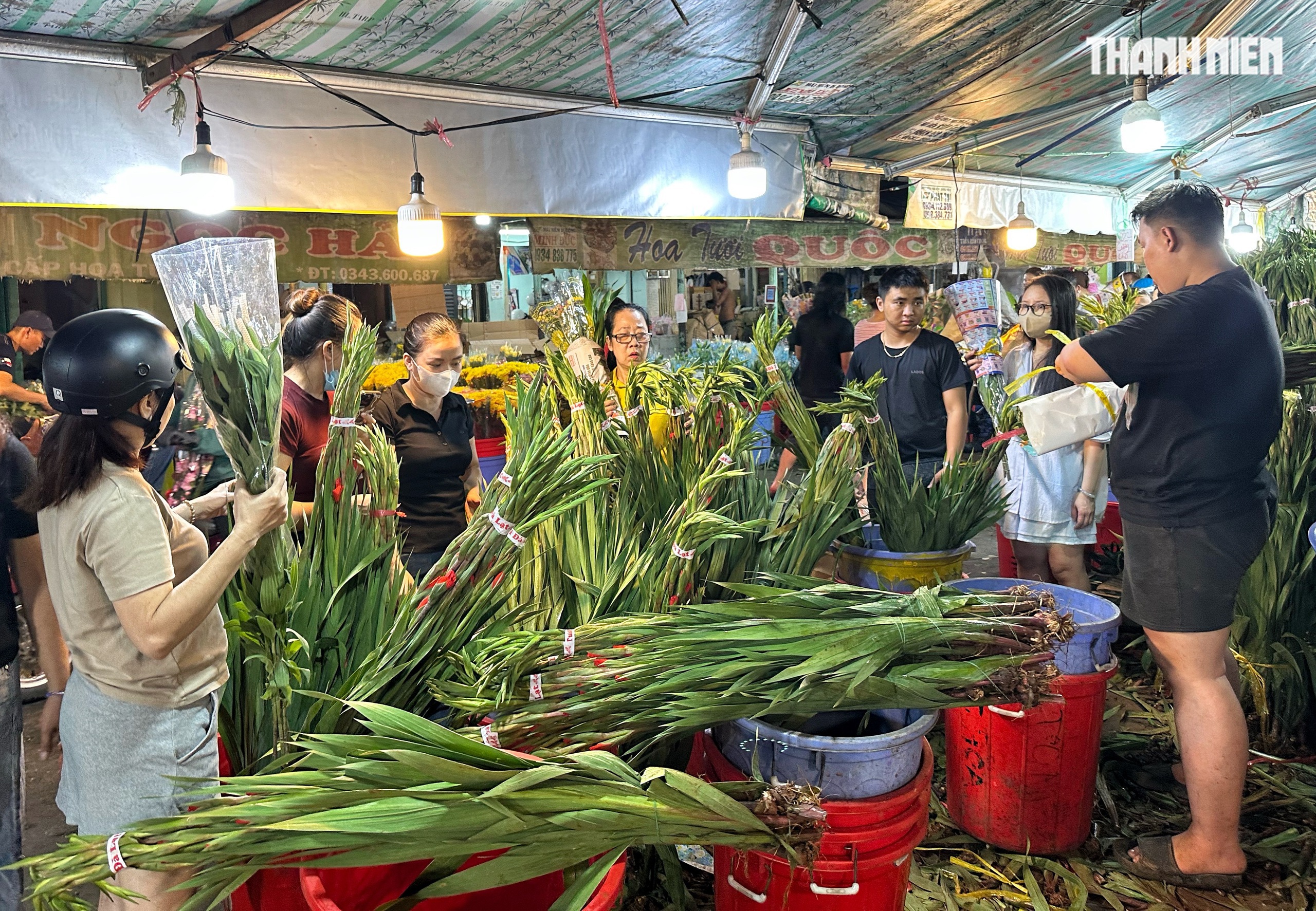 Đêm 28 tết, độc lạ chợ hoa lớn nhất TP.HCM: Shop… không cho trả giá, vì sao? - Ảnh 8.