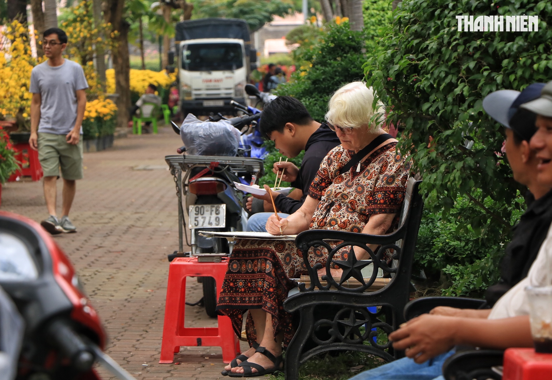 Khách Tây đi chợ hoa tết trung tâm TP.HCM, làm điều lạ khiến nhà vườn tò mò - Ảnh 5.