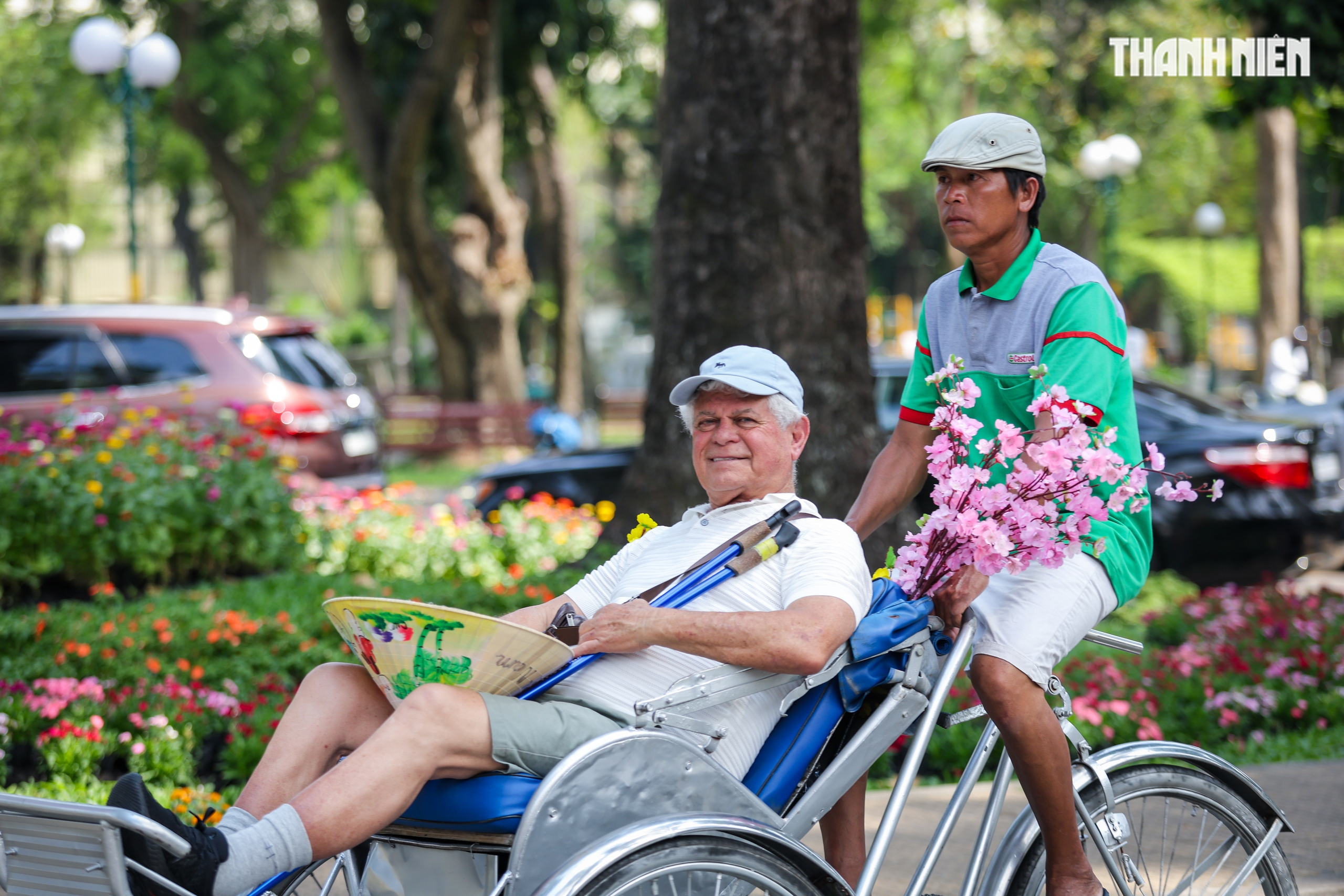 Du kh&aacute;ch nước ngo&agrave;i ngỡ ng&agrave;ng giữa kh&ocirc;ng gian xu&acirc;n rực rỡ tại TP.HCM - Ảnh 6.