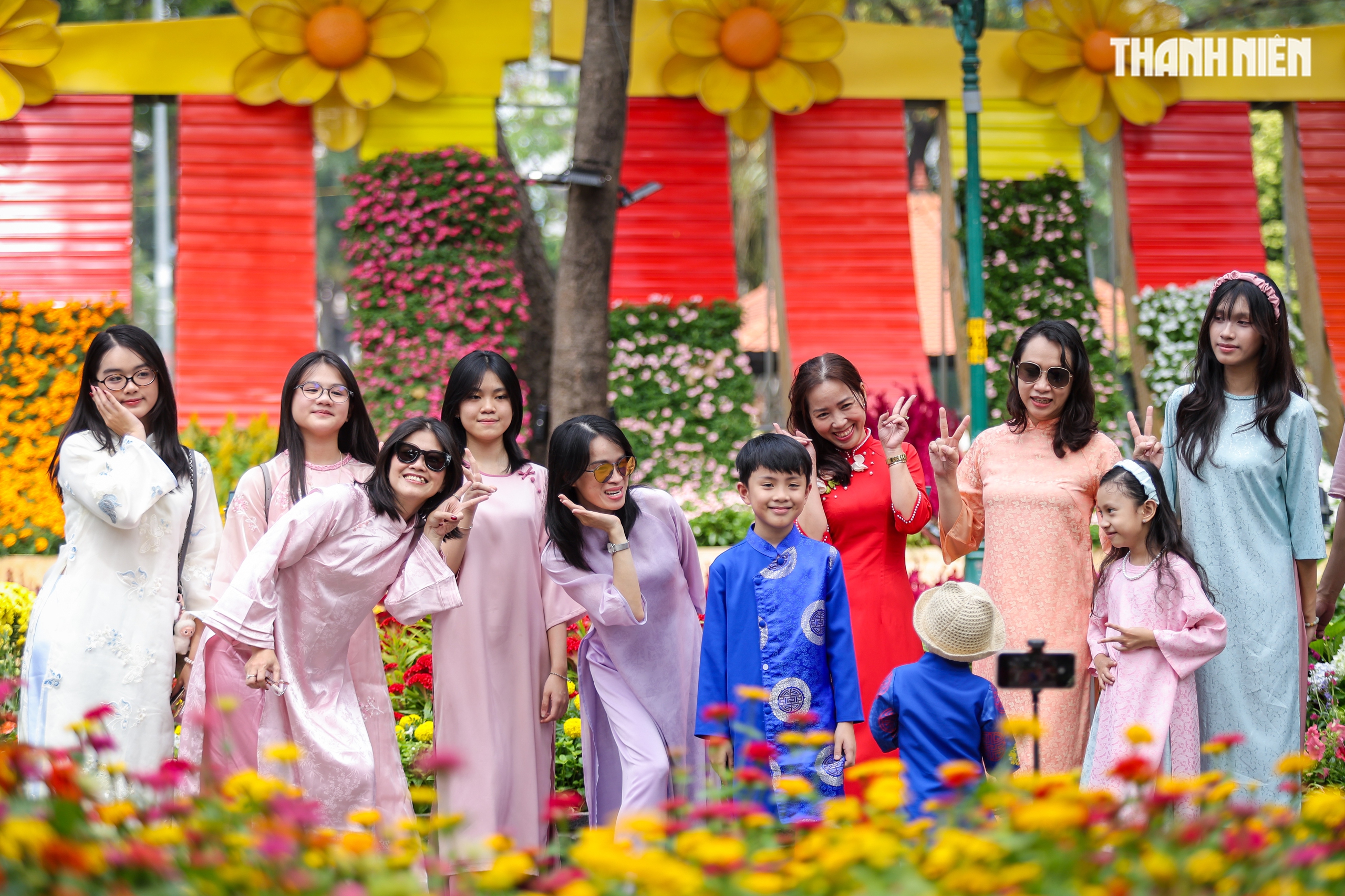 Bạn trẻ đổ về Hội hoa xuân Tao Đàn thưởng lãm sắc xuân, xem ngựa thật - Ảnh 3.