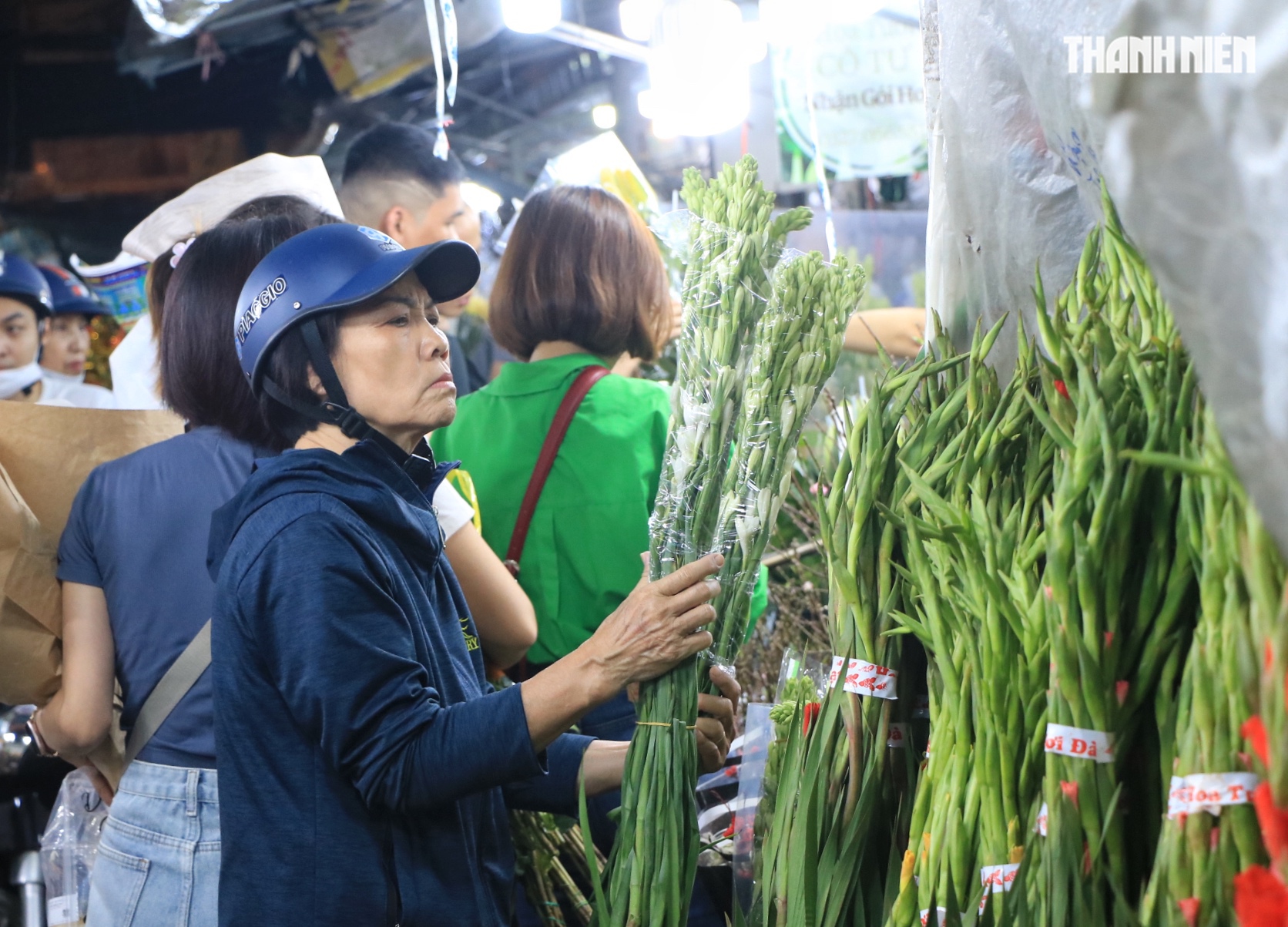 Đêm 28 tết, độc lạ chợ hoa lớn nhất TP.HCM: Shop… không cho trả giá, vì sao? - Ảnh 9.