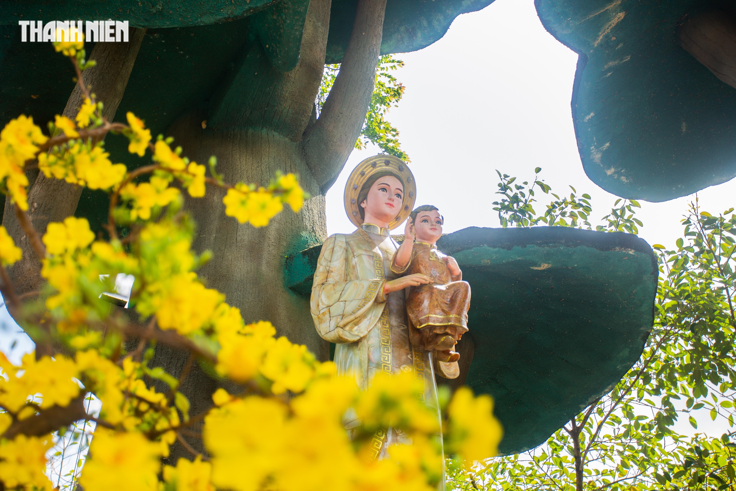 La Vang rực v&agrave;ng hoa xu&acirc;n đ&oacute;n d&ograve;ng người khắp nơi về cầu b&igrave;nh an năm mới- Ảnh 2.