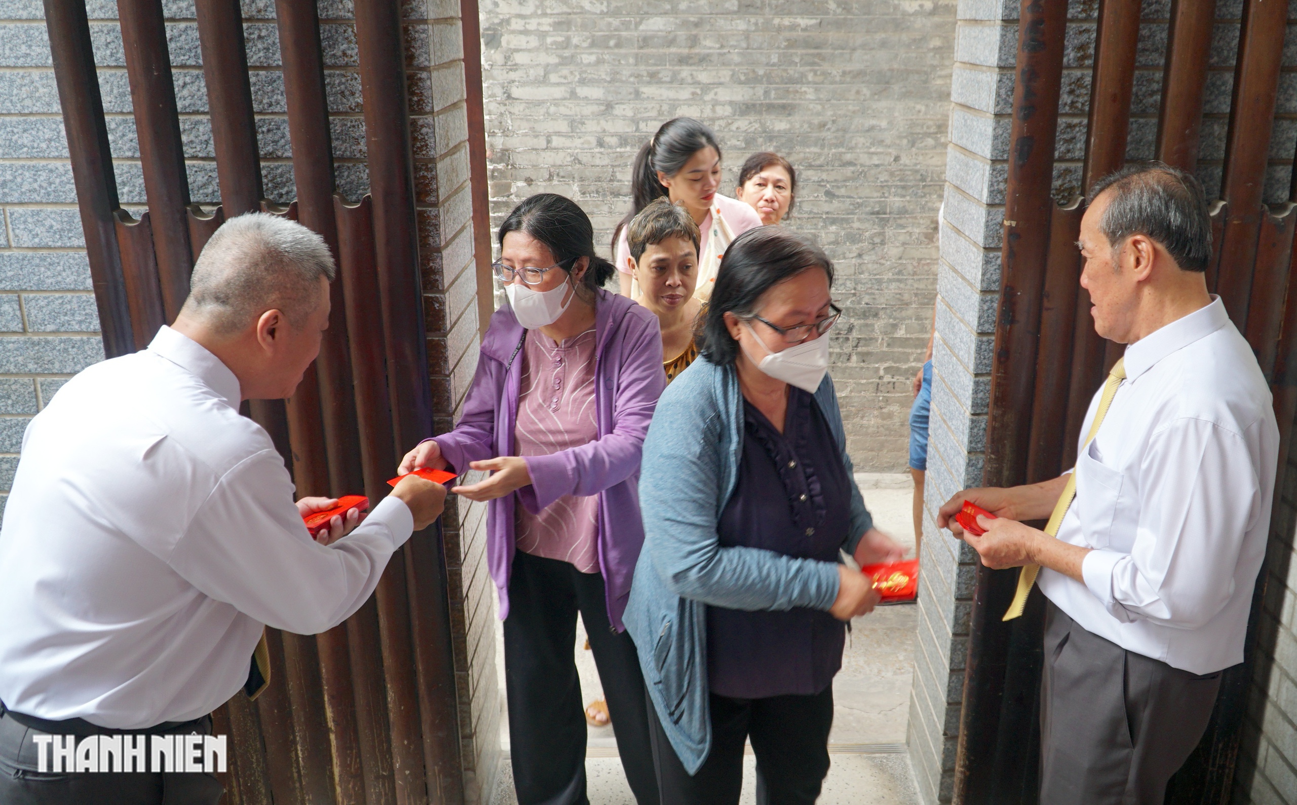 Hàng ngàn người đến chùa Bà Thiên Hậu ở Chợ Lớn xin ấn ngày tất niên - Ảnh 10.