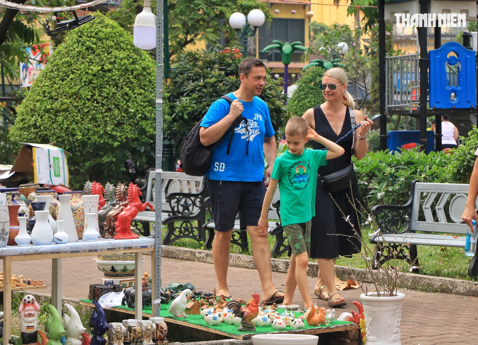 Khách Tây đi chợ hoa tết trung tâm TP.HCM, làm điều lạ khiến nhà vườn tò mò - Ảnh 4.