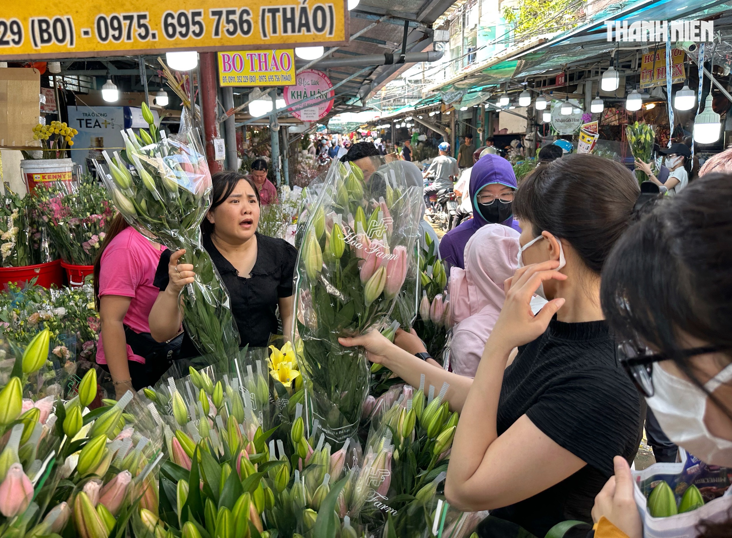 Giữa trưa 28 tết: Bất ngờ ở chợ hoa lớn nhất TP.HCM - Ảnh 6.