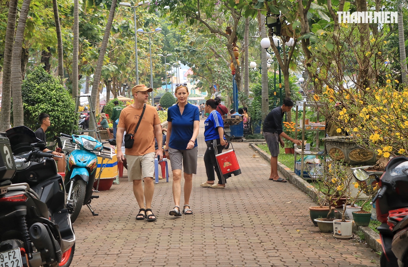 Khách Tây đi chợ hoa tết trung tâm TP.HCM, làm điều lạ khiến nhà vườn tò mò - Ảnh 3.