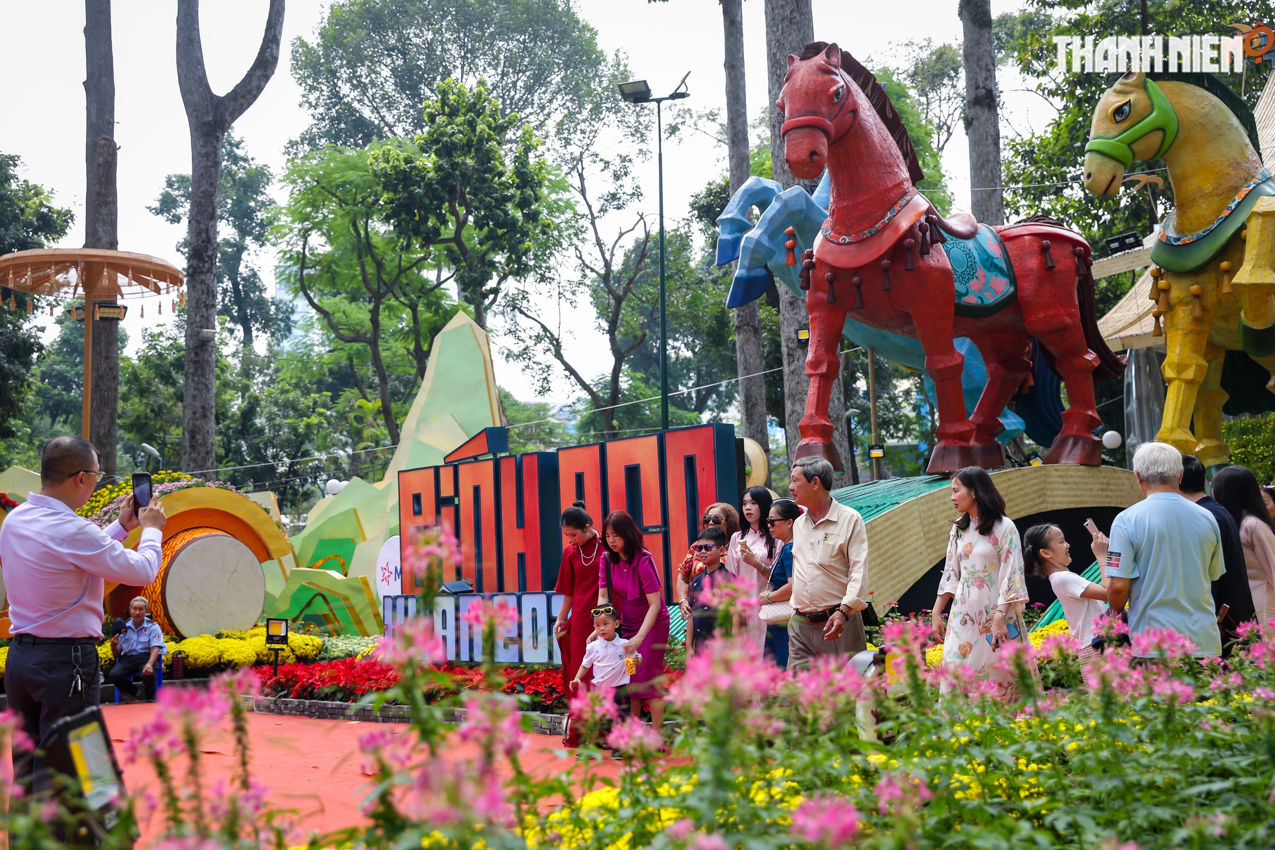 Bạn trẻ đổ về Hội hoa xuân Tao Đàn thưởng lãm sắc xuân, xem ngựa thật - Ảnh 1.