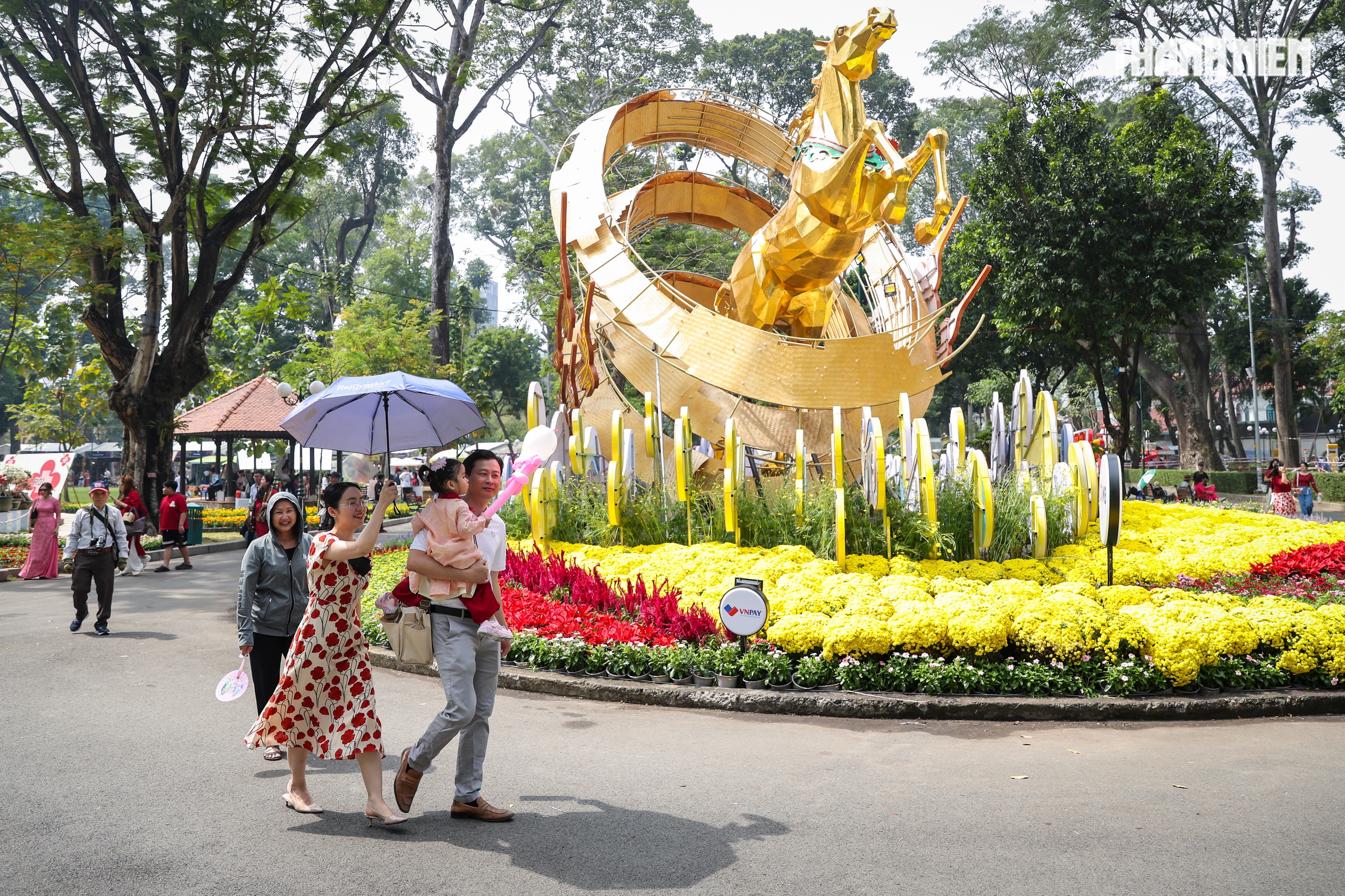 Bạn trẻ đổ về Hội hoa xuân Tao Đàn thưởng lãm sắc xuân, xem ngựa thật - Ảnh 15.