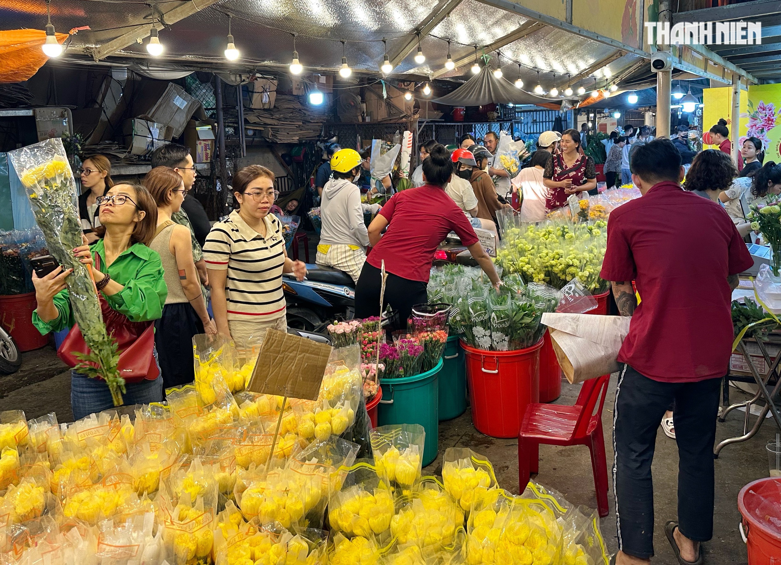 Đêm 28 tết, độc lạ chợ hoa lớn nhất TP.HCM: Shop… không cho trả giá, vì sao? - Ảnh 7.