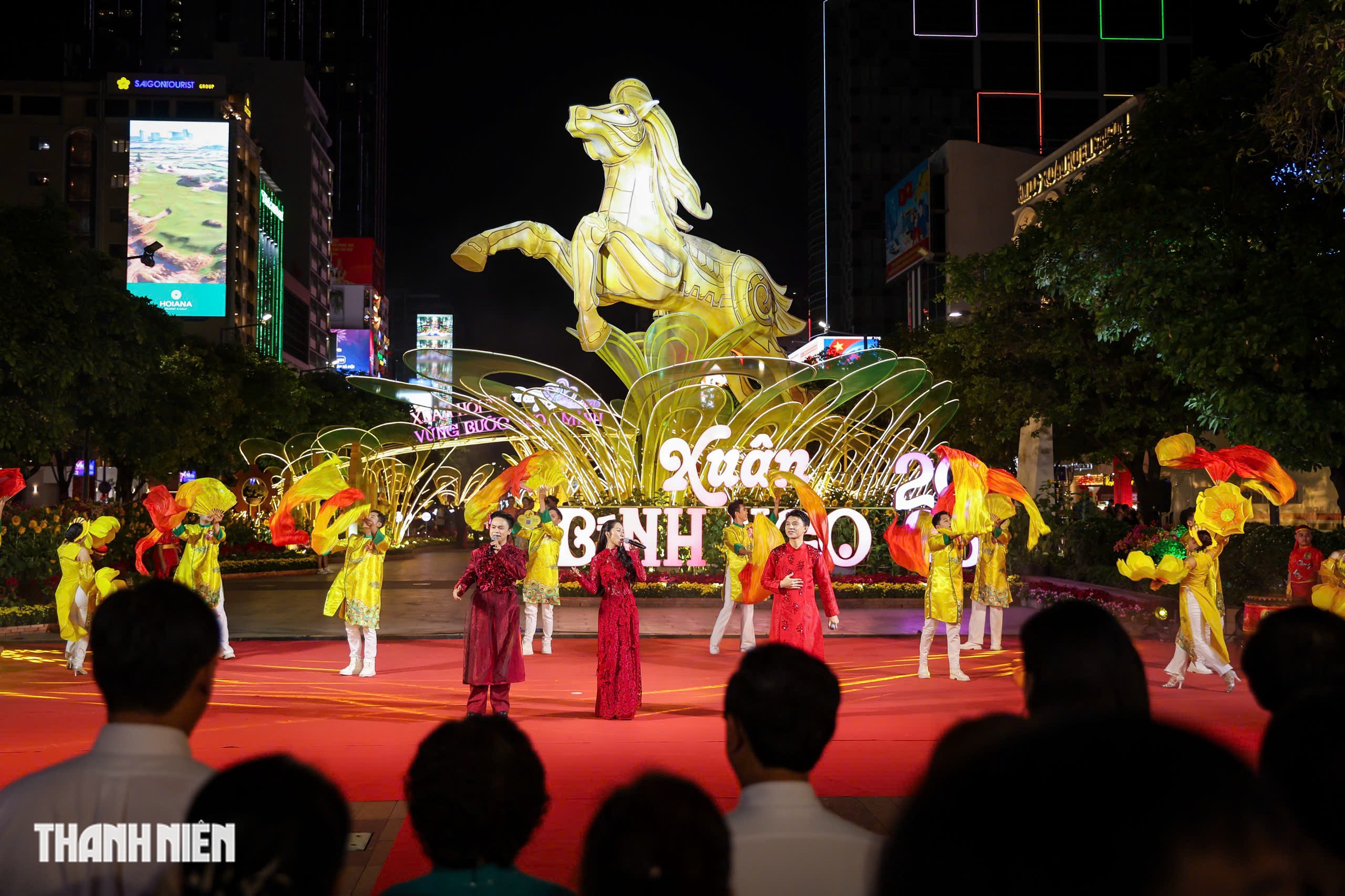 Ch&iacute;nh thức khai mạc đường hoa Nguyễn Huệ Tết B&iacute;nh Ngọ 2026 - Ảnh 2.