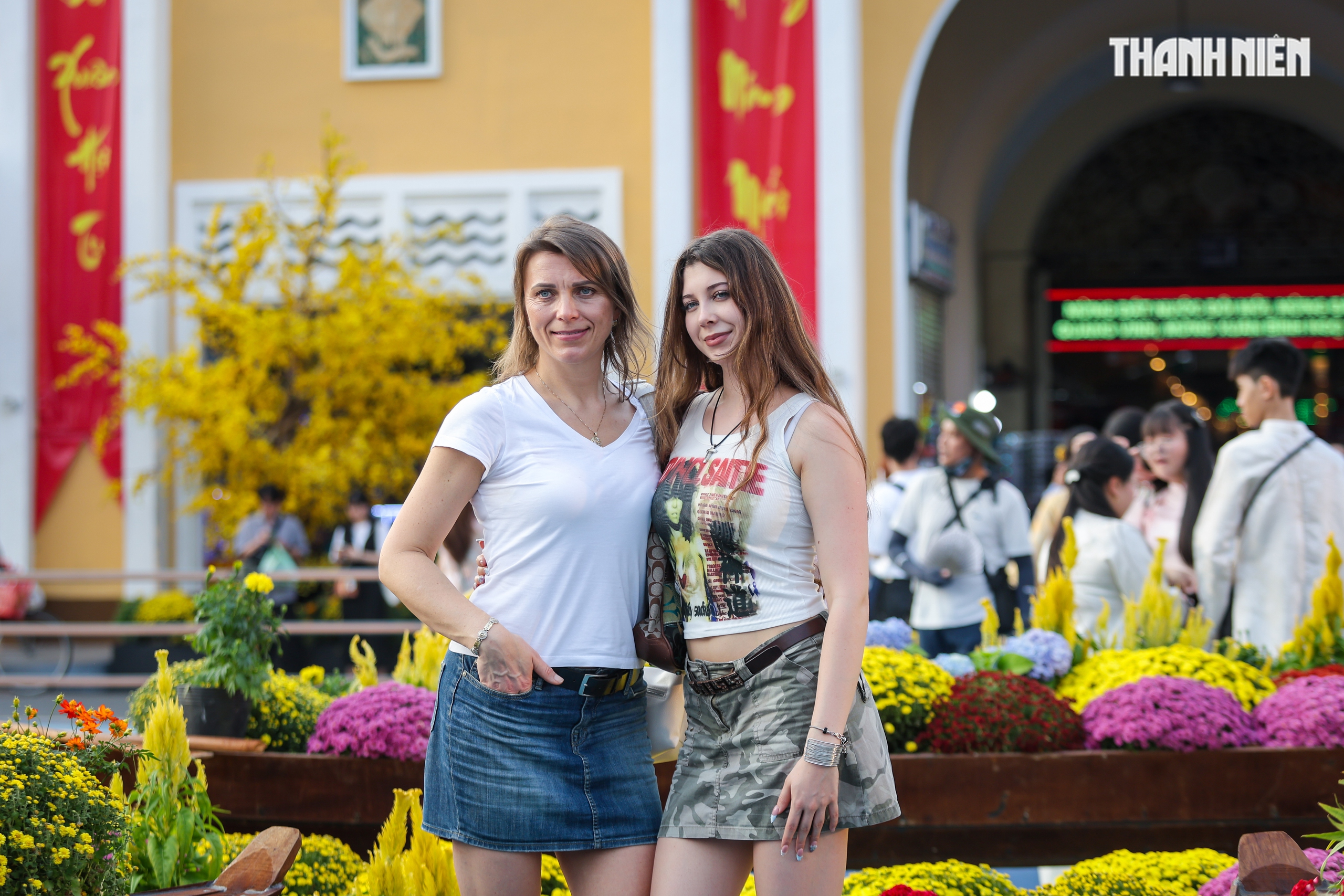 Du kh&aacute;ch nước ngo&agrave;i ngỡ ng&agrave;ng giữa kh&ocirc;ng gian xu&acirc;n rực rỡ tại TP.HCM - Ảnh 12.