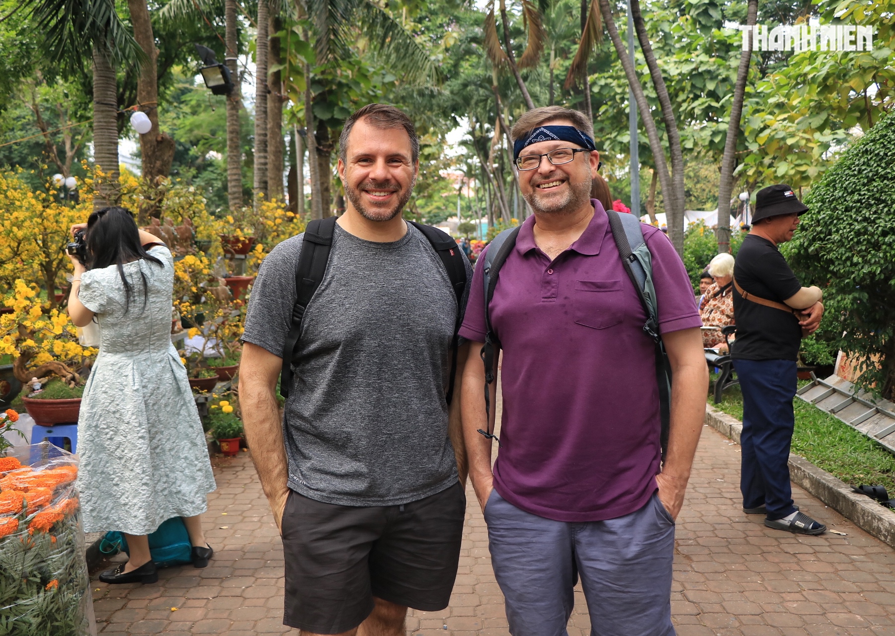 Khách Tây đi chợ hoa tết trung tâm TP.HCM, làm điều lạ khiến nhà vườn tò mò - Ảnh 9.