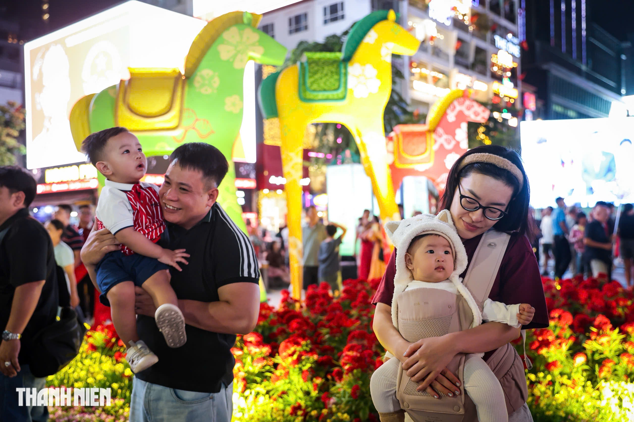 Hàng ngàn người đổ về tham quan đường hoa Nguyễn Huệ trong đêm khai mạc - Ảnh 8.