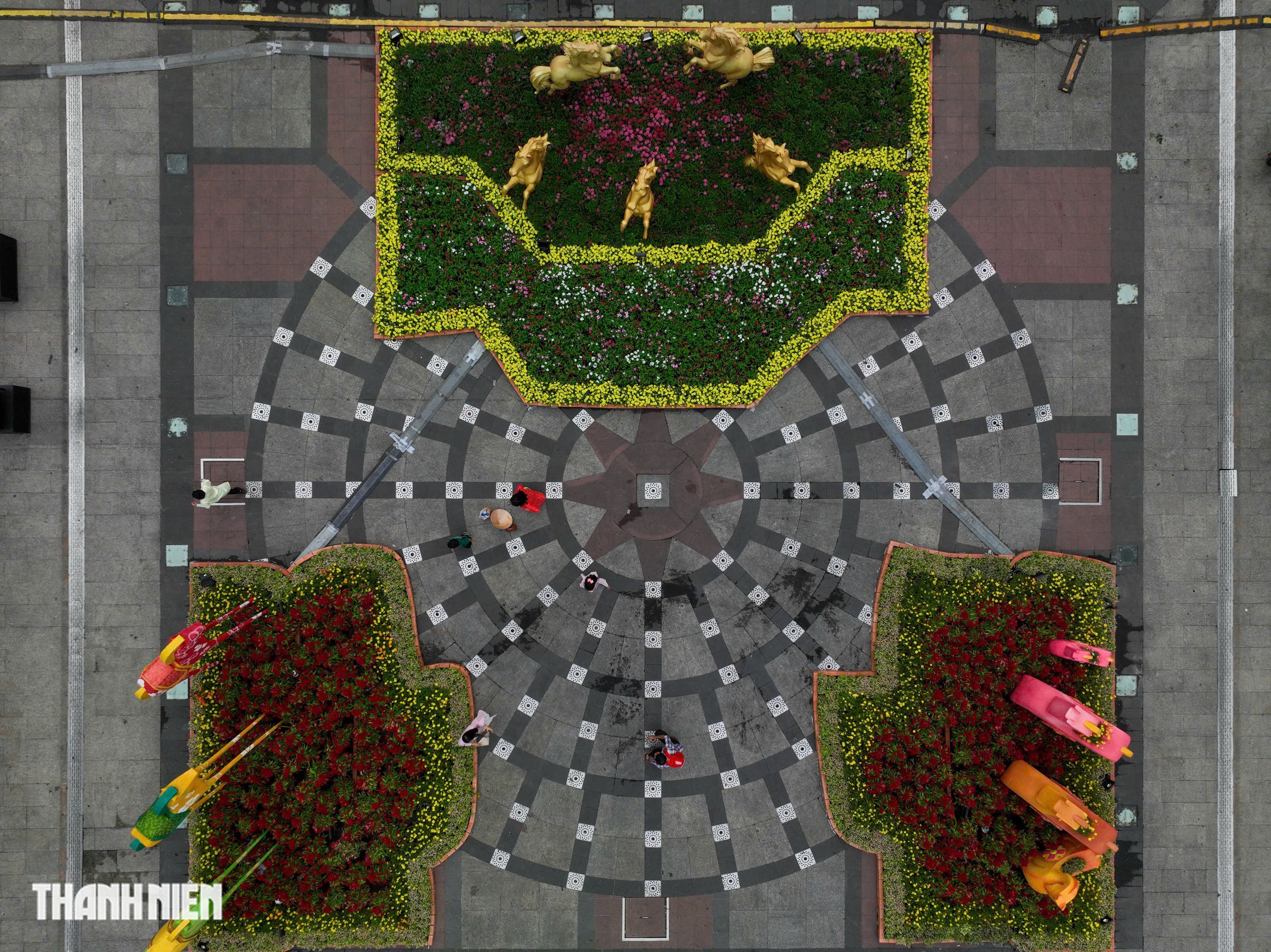 Nh&igrave;n từ tr&ecirc;n cao, đường hoa Nguyễn Huệ rực rỡ trước giờ khai mạc - Ảnh 6.