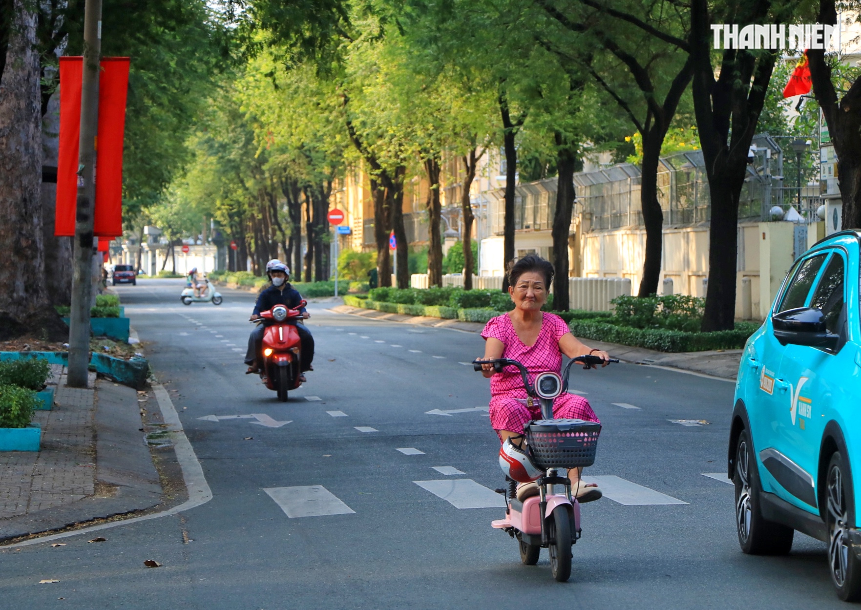 Hoàng hôn 28 tết trước ngày giao thừa: Đường phố trung tâm TP.HCM thật khác! - Ảnh 4.