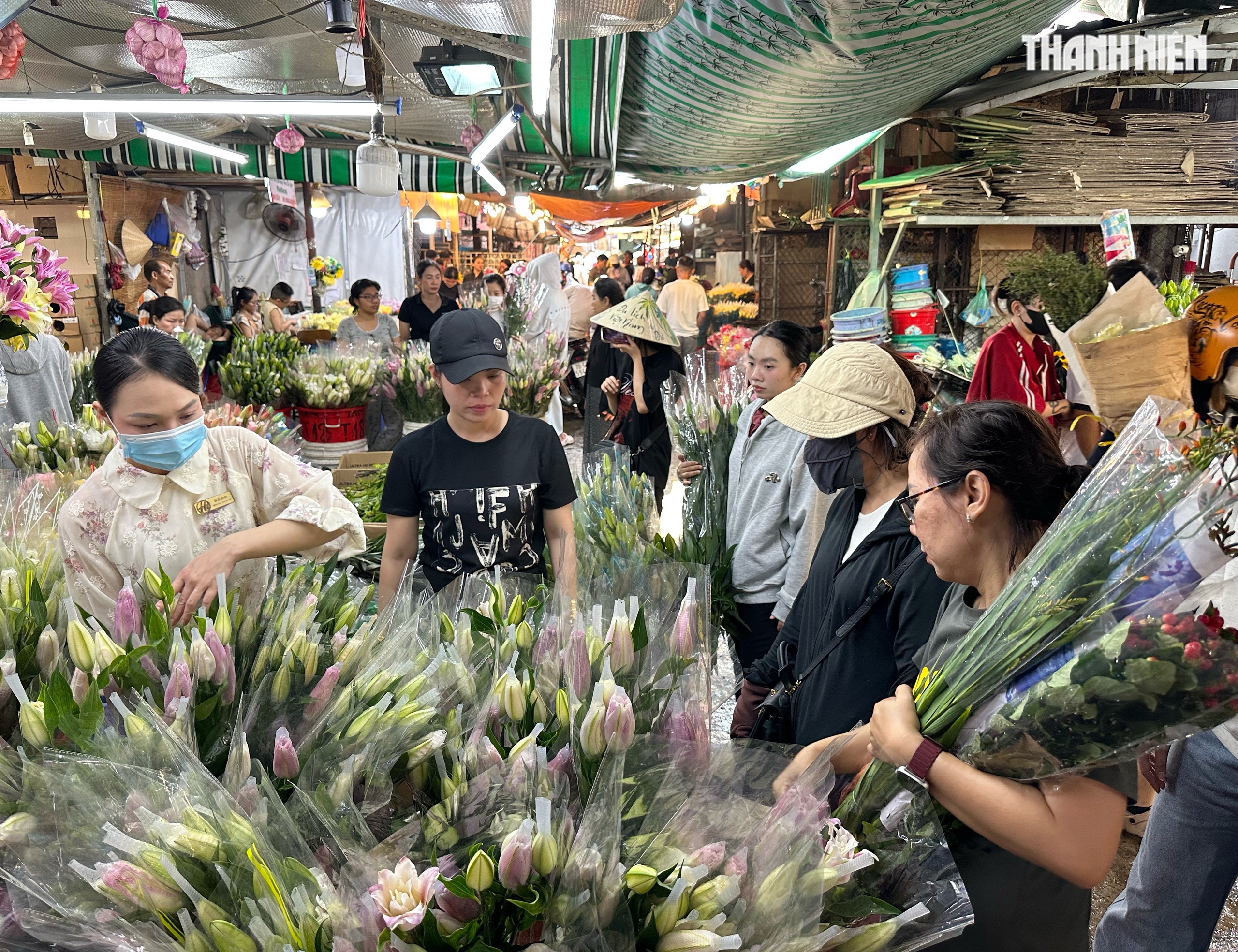 Giữa trưa 28 tết: Bất ngờ ở chợ hoa lớn nhất TP.HCM - Ảnh 7.