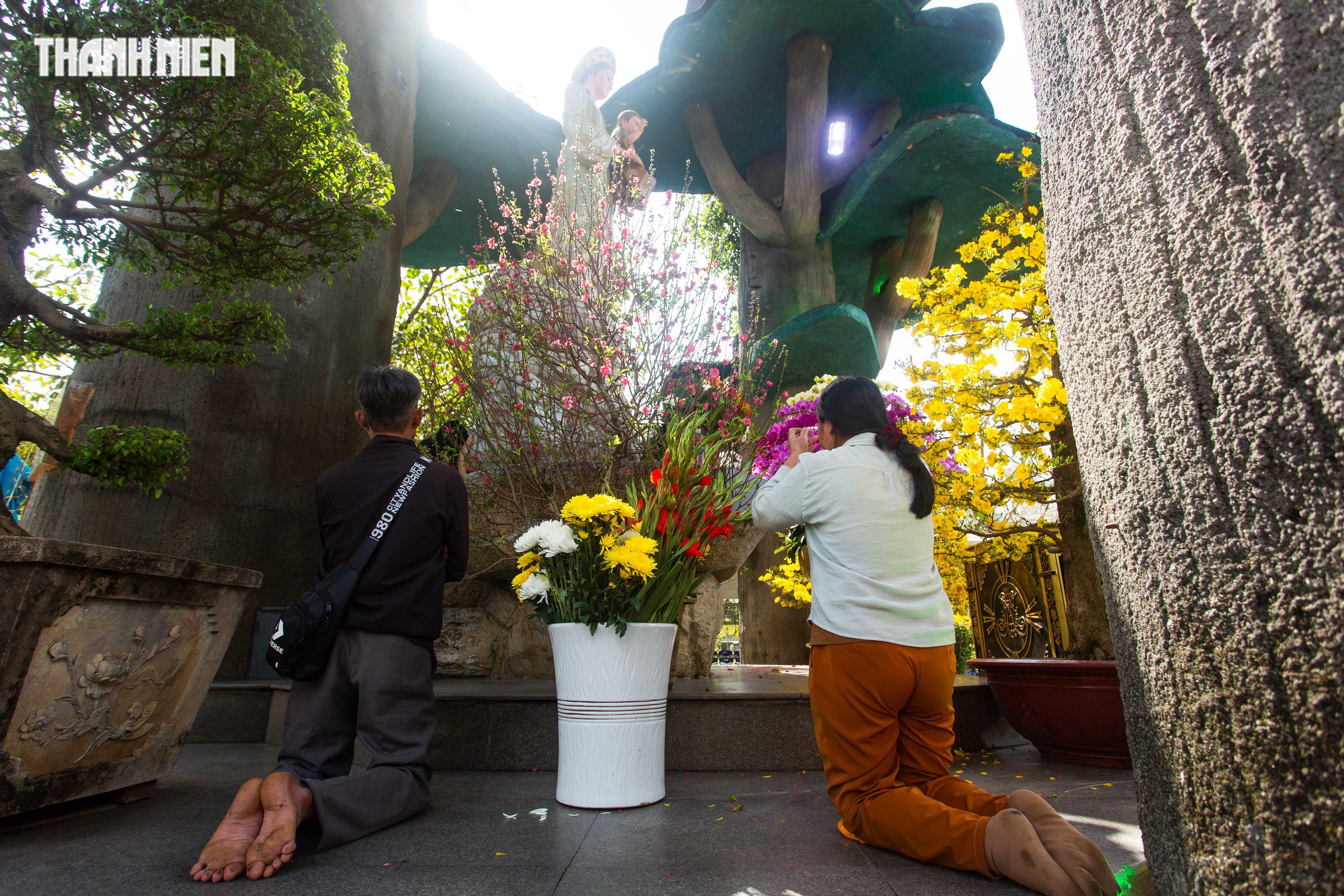 La Vang rực v&agrave;ng hoa xu&acirc;n đ&oacute;n d&ograve;ng người khắp nơi về cầu b&igrave;nh an năm mới- Ảnh 7.