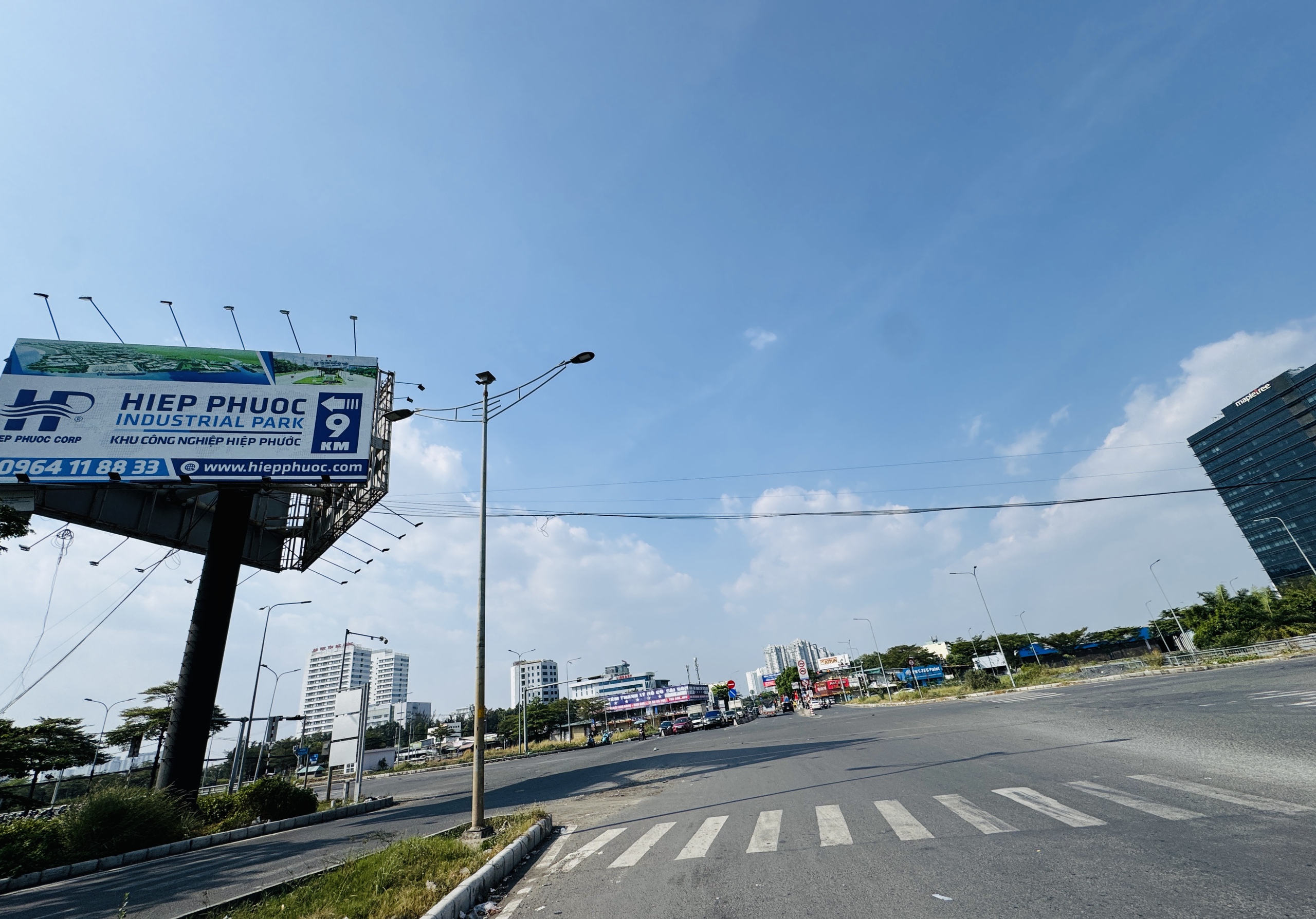 Ngày 28 tết, đường phố TP.HCM thoáng lạ- Ảnh 8.