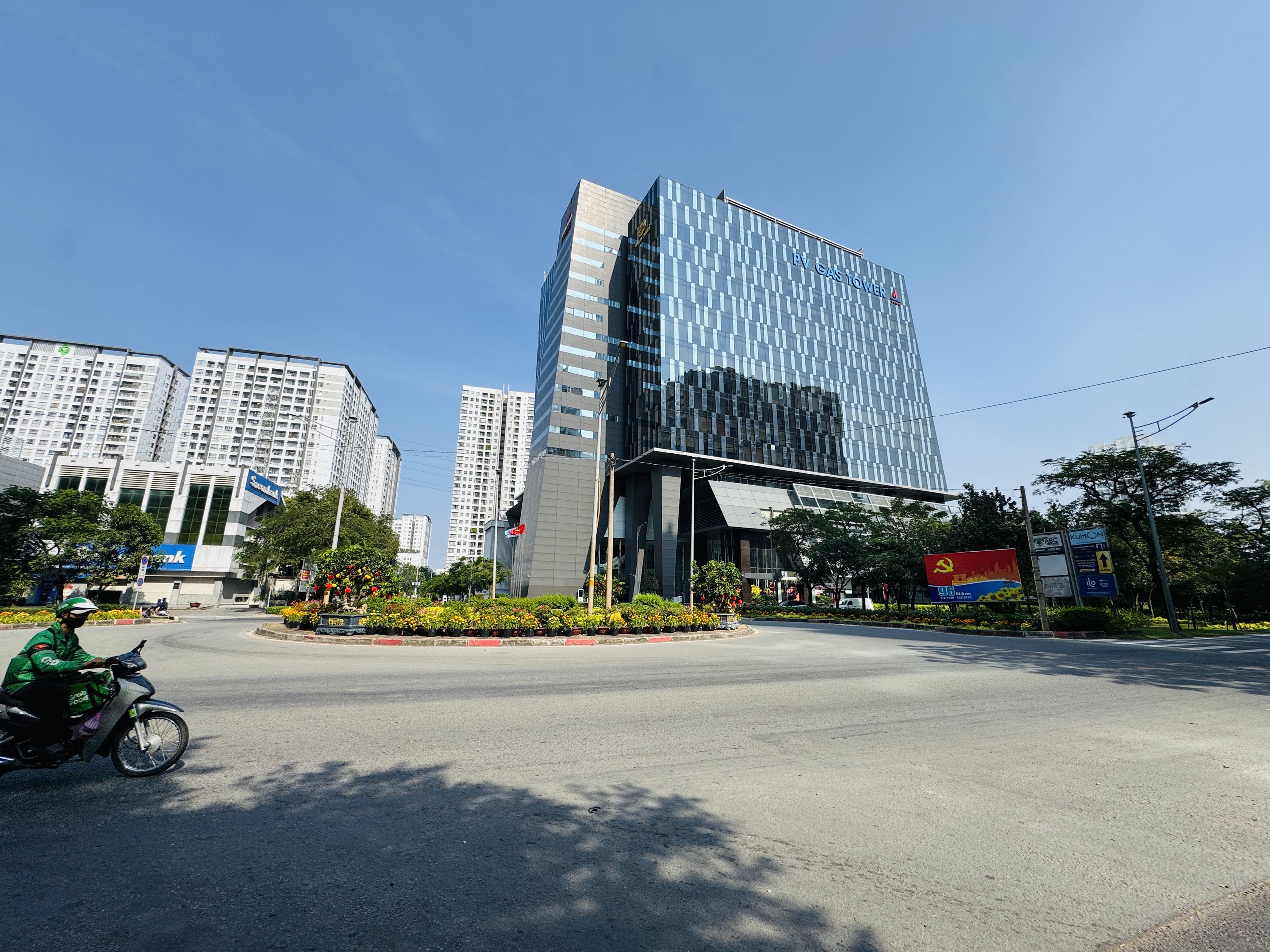 Ngày 28 tết, đường phố TP.HCM thoáng lạ- Ảnh 7.