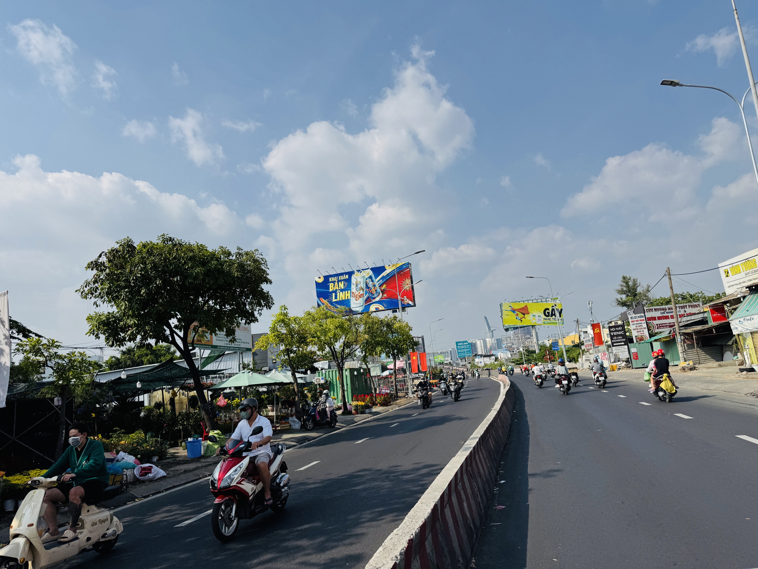 Ngày 28 tết, đường phố TP.HCM thoáng lạ- Ảnh 9.