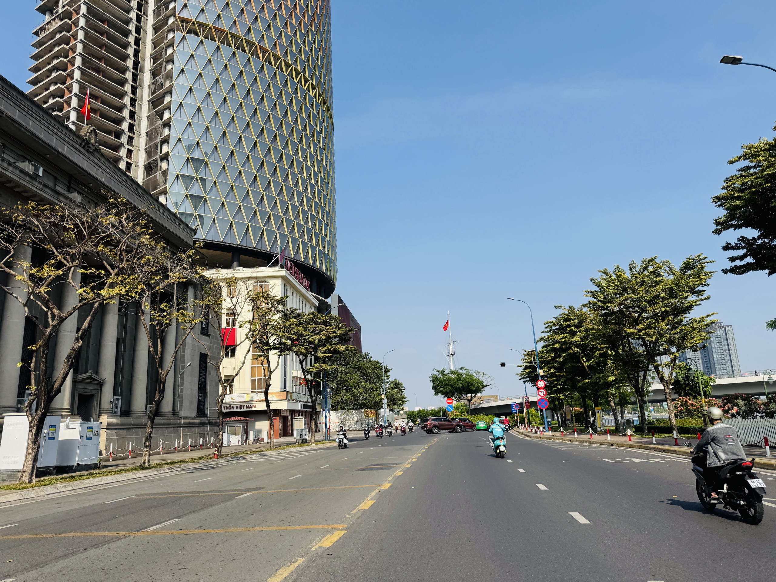 Ngày 28 tết, đường phố TP.HCM thoáng lạ- Ảnh 5.