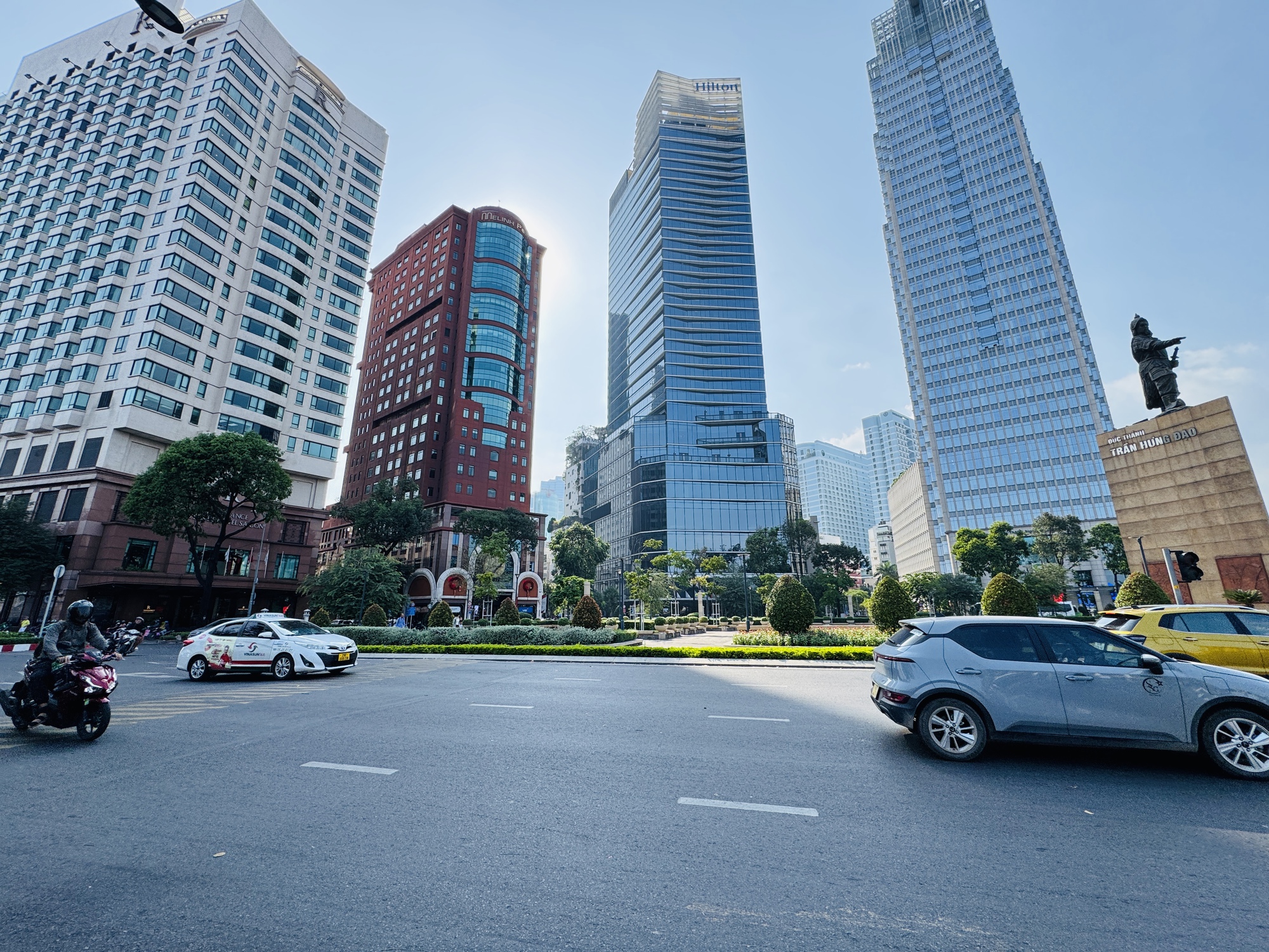 Ngày 28 tết, đường phố TP.HCM thoáng lạ- Ảnh 1.