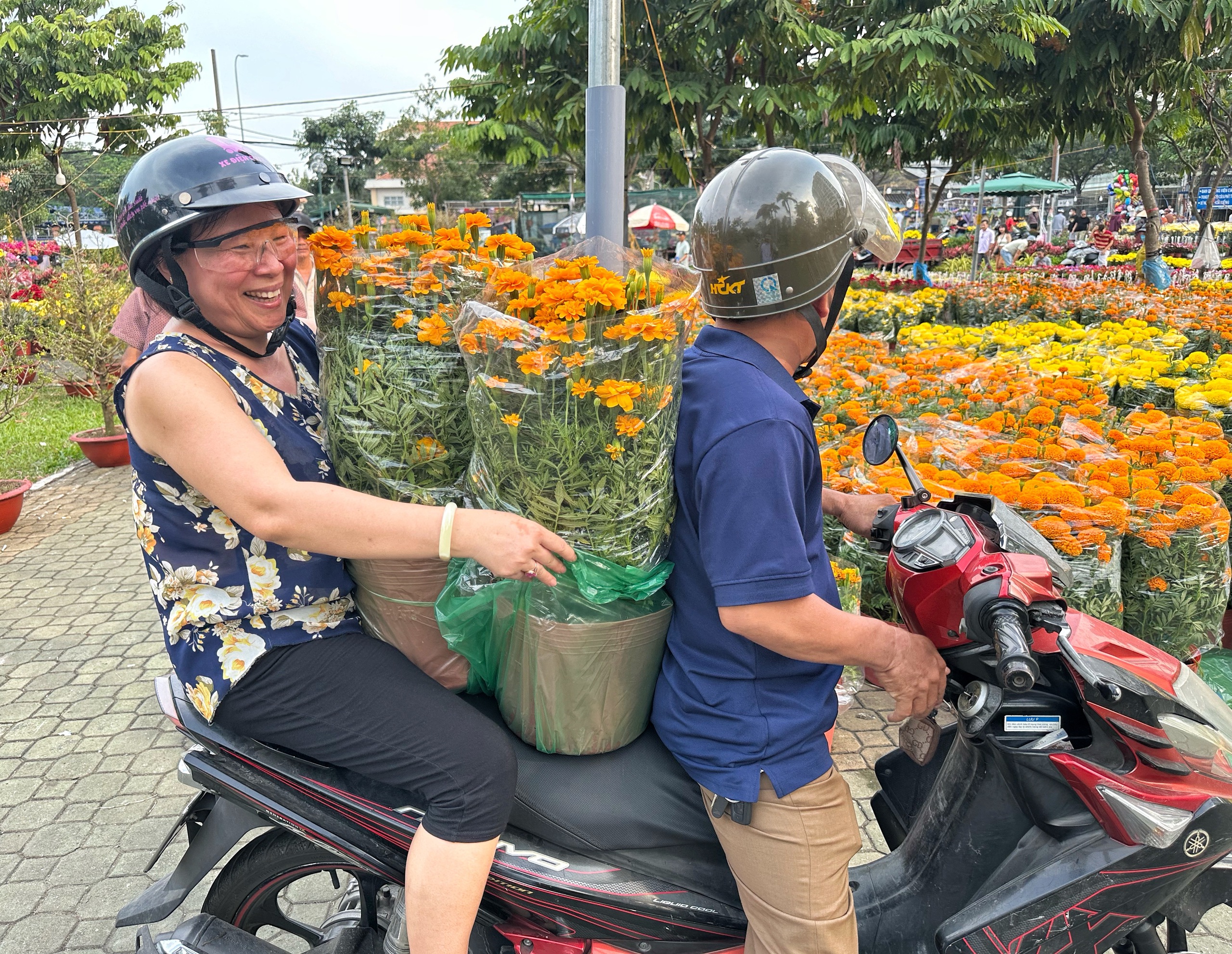 Người d&acirc;n TP.HCM đi chợ hoa tết cười tươi phơi phới: 'Khỏi phải trả gi&aacute;, kỳ k&egrave;o&hellip;' - Ảnh 2.