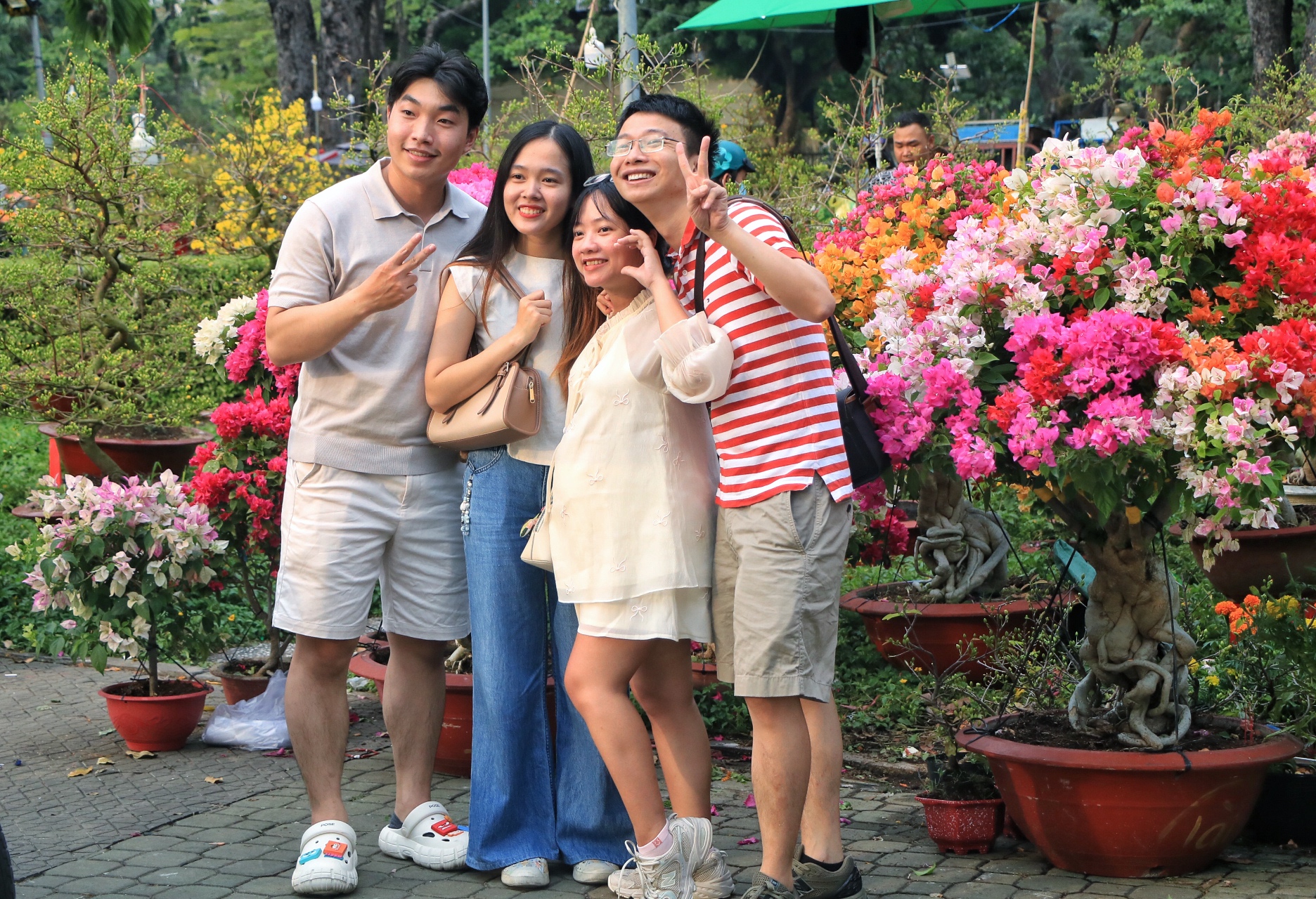 Người d&acirc;n TP.HCM đi chợ hoa tết cười tươi phơi phới: 'Khỏi phải trả gi&aacute;, kỳ k&egrave;o&hellip;' - Ảnh 5.