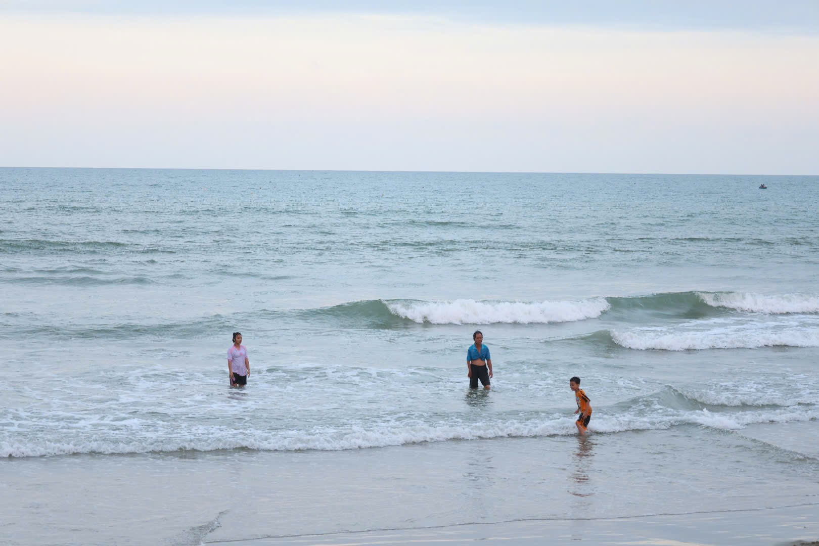 Quảng Ngãi: Tắm biển Mỹ Khê, học sinh lớp 6 đuối nước chiều 28 tết- Ảnh 1.