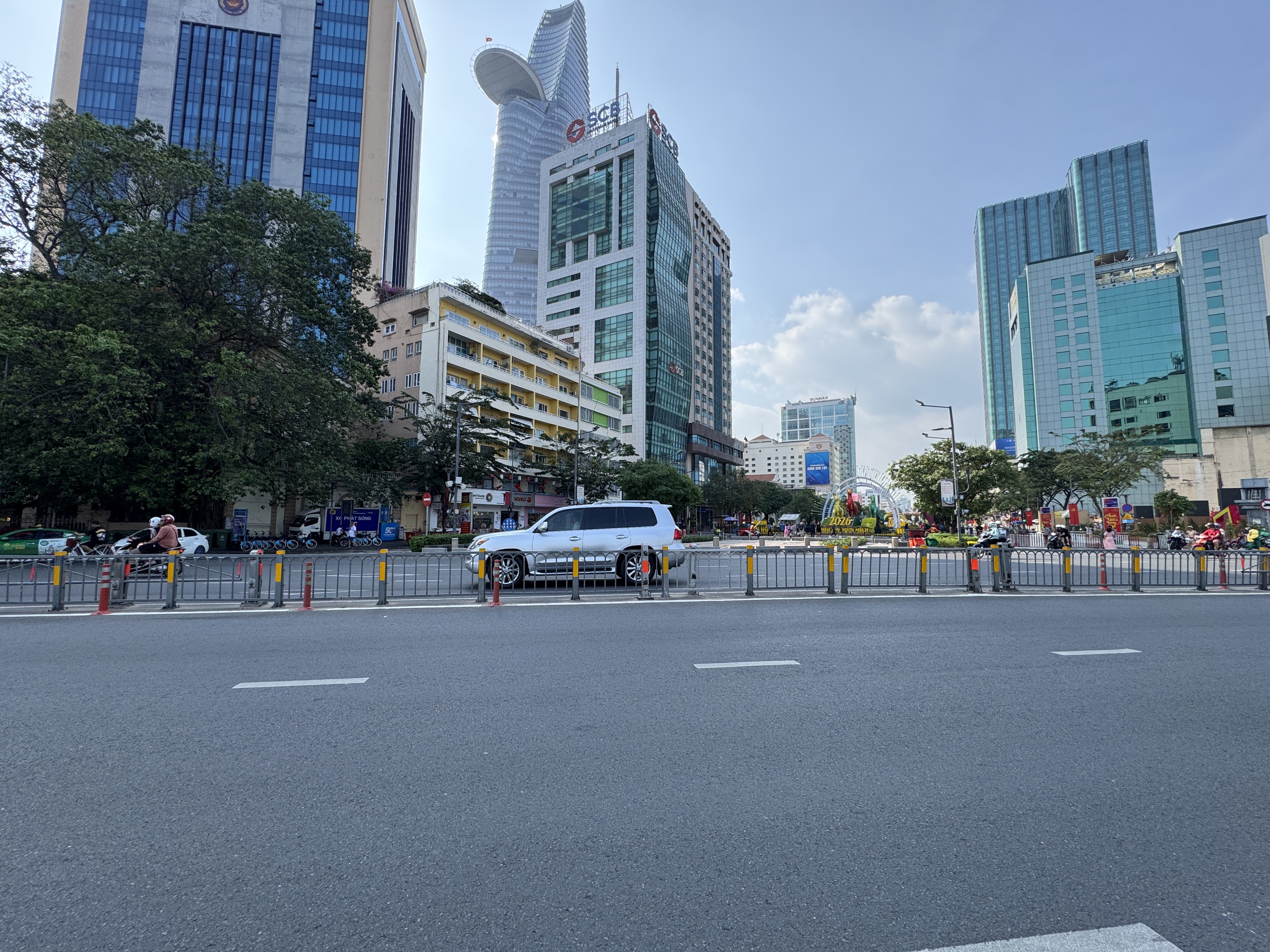 Ngày 28 tết, đường phố TP.HCM thoáng lạ- Ảnh 4.