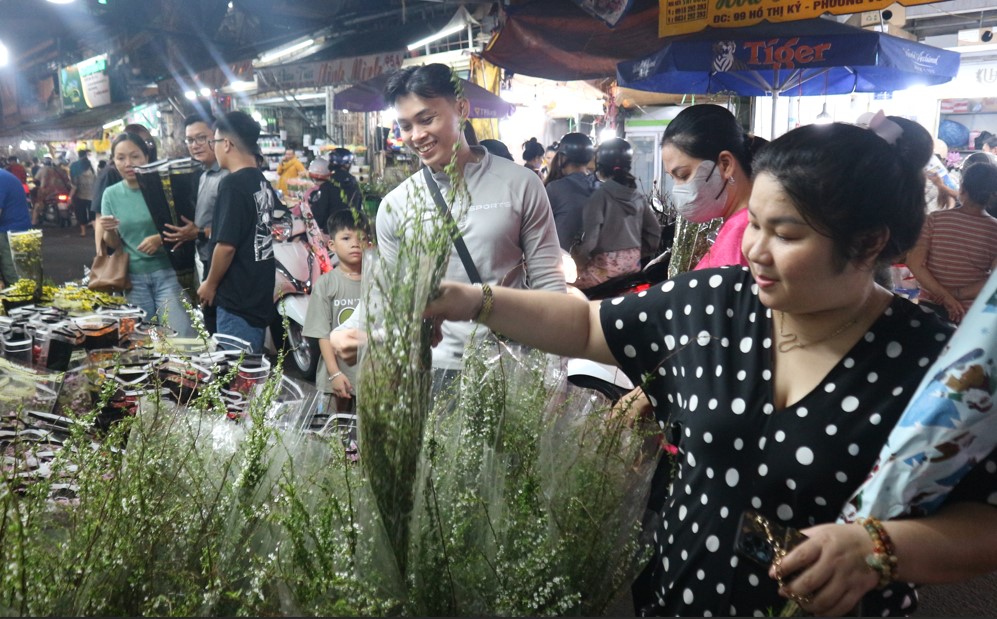 Loại hoa n&agrave;o gi&aacute; 200.000 - 250.000 đồng, b&aacute;n chạy nhất chợ Hồ Thị Kỷ tết n&agrave;y?- Ảnh 4.