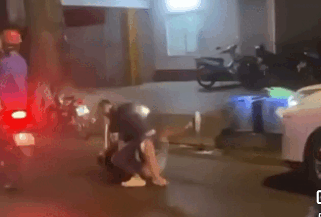 TP.HCM: 2 t&agrave;i xế đ&aacute;nh nhau, vật lộn n&aacute;o loạn đường Trần B&igrave;nh Trọng- Ảnh 1.