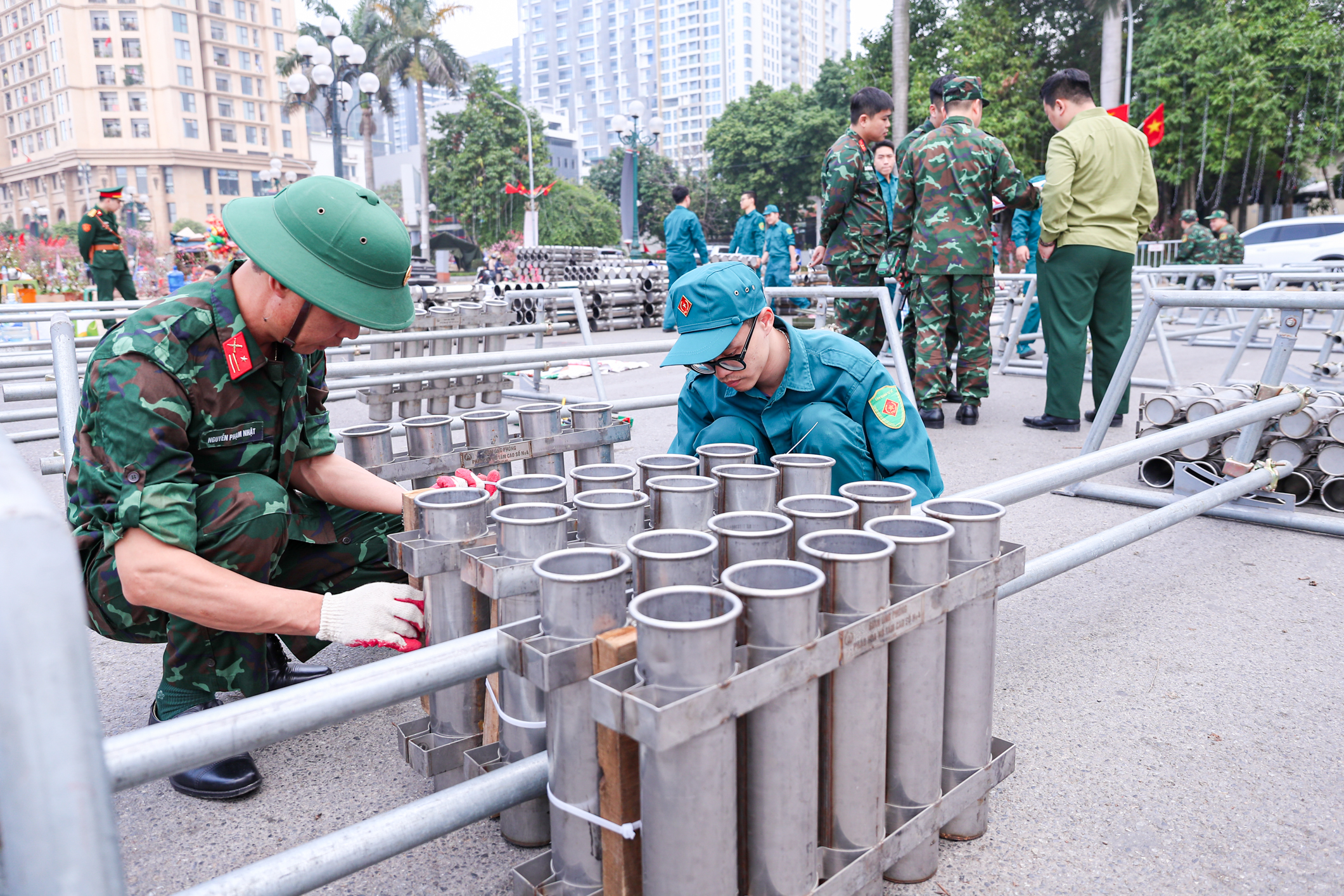 Cận cảnh trận địa pháo hoa chào mừng năm mới Bính Ngọ 2026 tại Hà Nội- Ảnh 4.