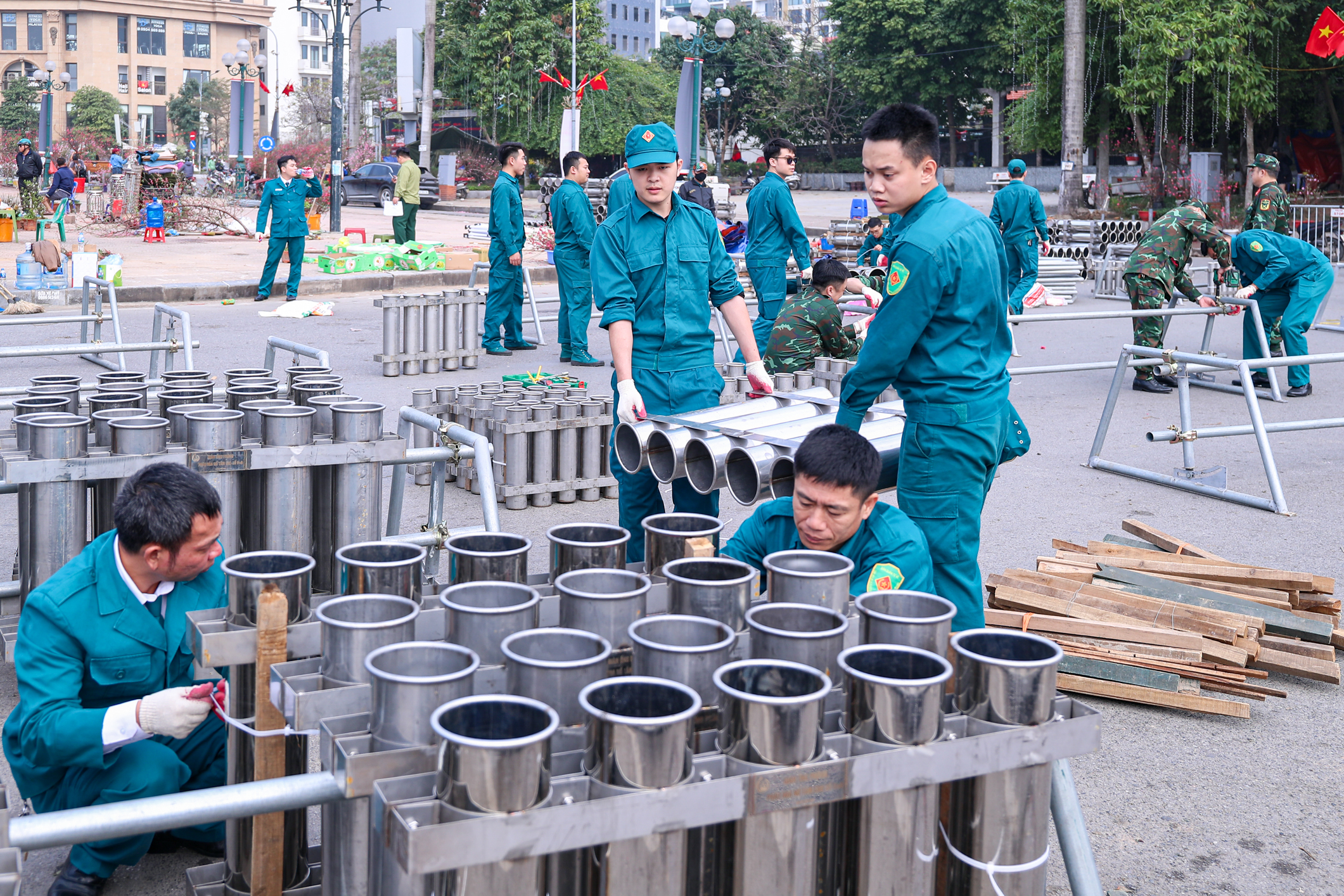 Cận cảnh trận địa pháo hoa chào mừng năm mới Bính Ngọ 2026 tại Hà Nội- Ảnh 2. Cận cảnh trận địa pháo hoa chào mừng năm mới Bính Ngọ 2026 tại Hà Nội- Ảnh 2.