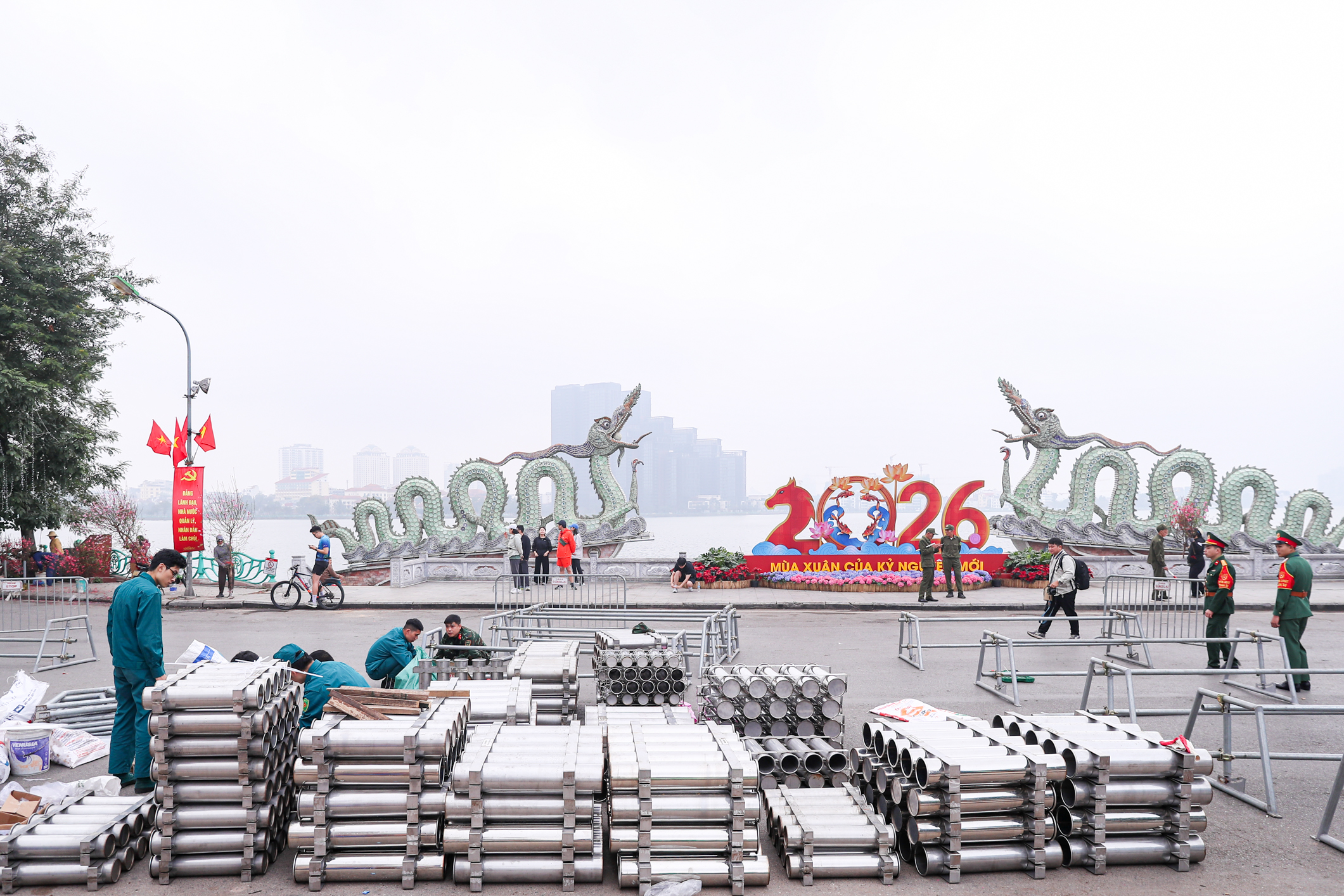 Cận cảnh trận địa pháo hoa chào mừng năm mới Bính Ngọ 2026 tại Hà Nội- Ảnh 1. Cận cảnh trận địa pháo hoa chào mừng năm mới Bính Ngọ 2026 tại Hà Nội- Ảnh 1.