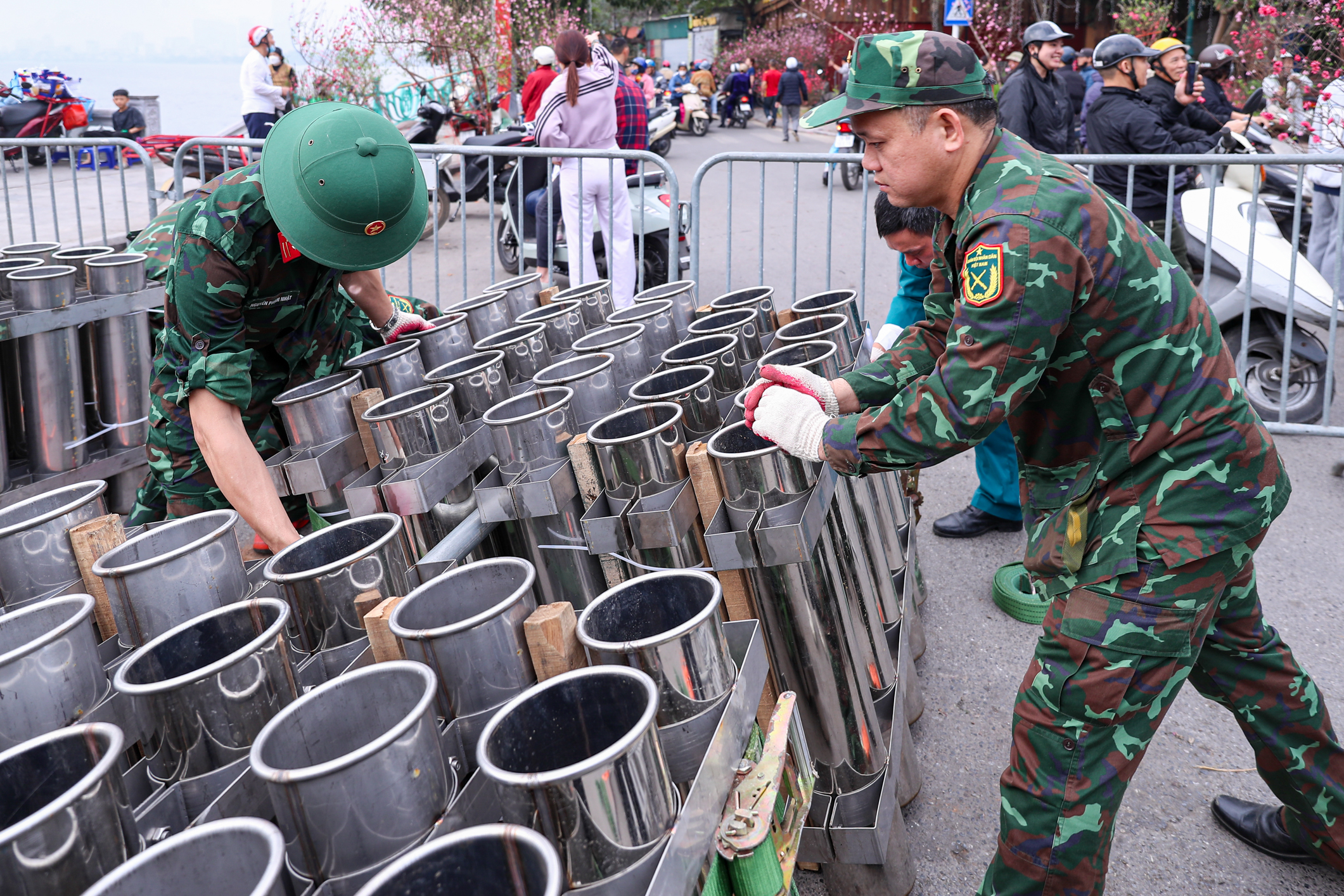 Cận cảnh trận địa pháo hoa chào mừng năm mới Bính Ngọ 2026 tại Hà Nội- Ảnh 9. Cận cảnh trận địa pháo hoa chào mừng năm mới Bính Ngọ 2026 tại Hà Nội- Ảnh 9.
