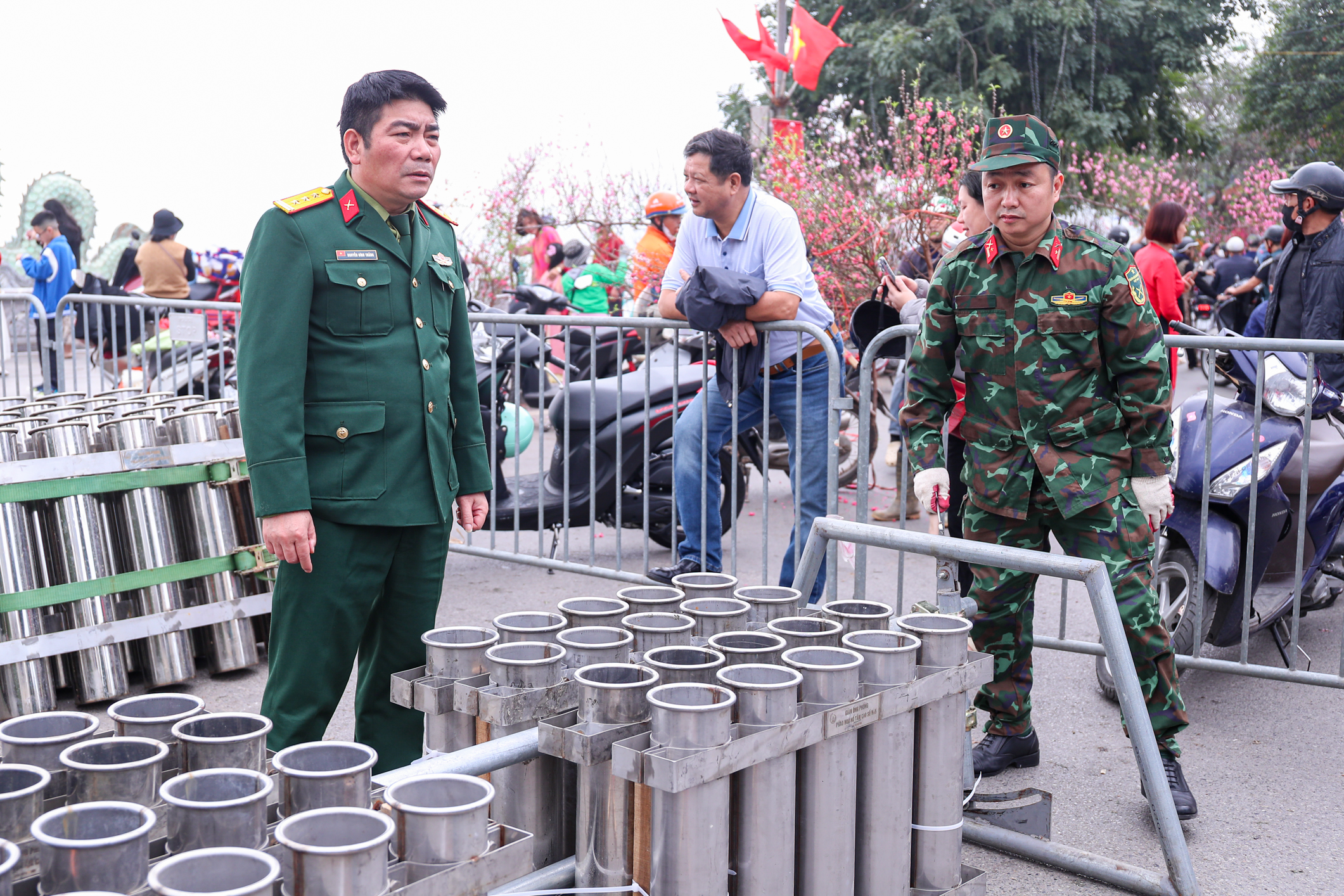 Cận cảnh trận địa pháo hoa chào mừng năm mới Bính Ngọ 2026 tại Hà Nội- Ảnh 8. Cận cảnh trận địa pháo hoa chào mừng năm mới Bính Ngọ 2026 tại Hà Nội- Ảnh 8.