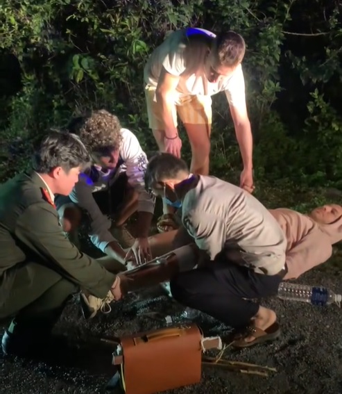 Quảng Trị: Hai du khách người Bỉ ngã xe, được chiến sĩ công an sơ cứu- Ảnh 1. Quảng Trị: Hai du khách người Bỉ ngã xe, được chiến sĩ công an sơ cứu- Ảnh 1.