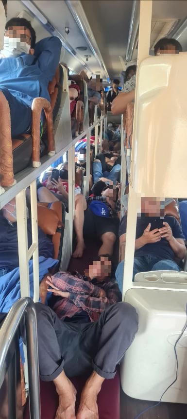 Đồng Nai: Xe khách nhồi nhét thêm 9 người, bị phạt 67,5 triệu đồng - Ảnh 3.