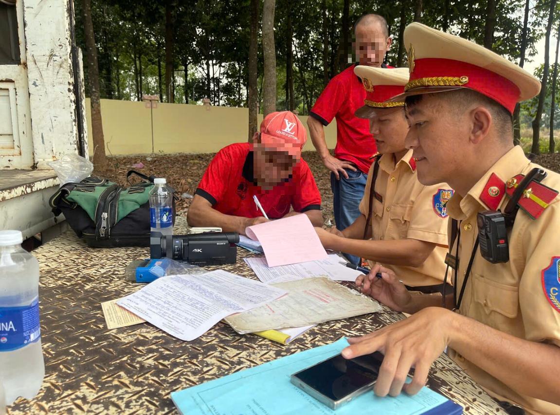 Đồng Nai: Xe khách nhồi nhét thêm 9 người, bị phạt 67,5 triệu đồng - Ảnh 4.