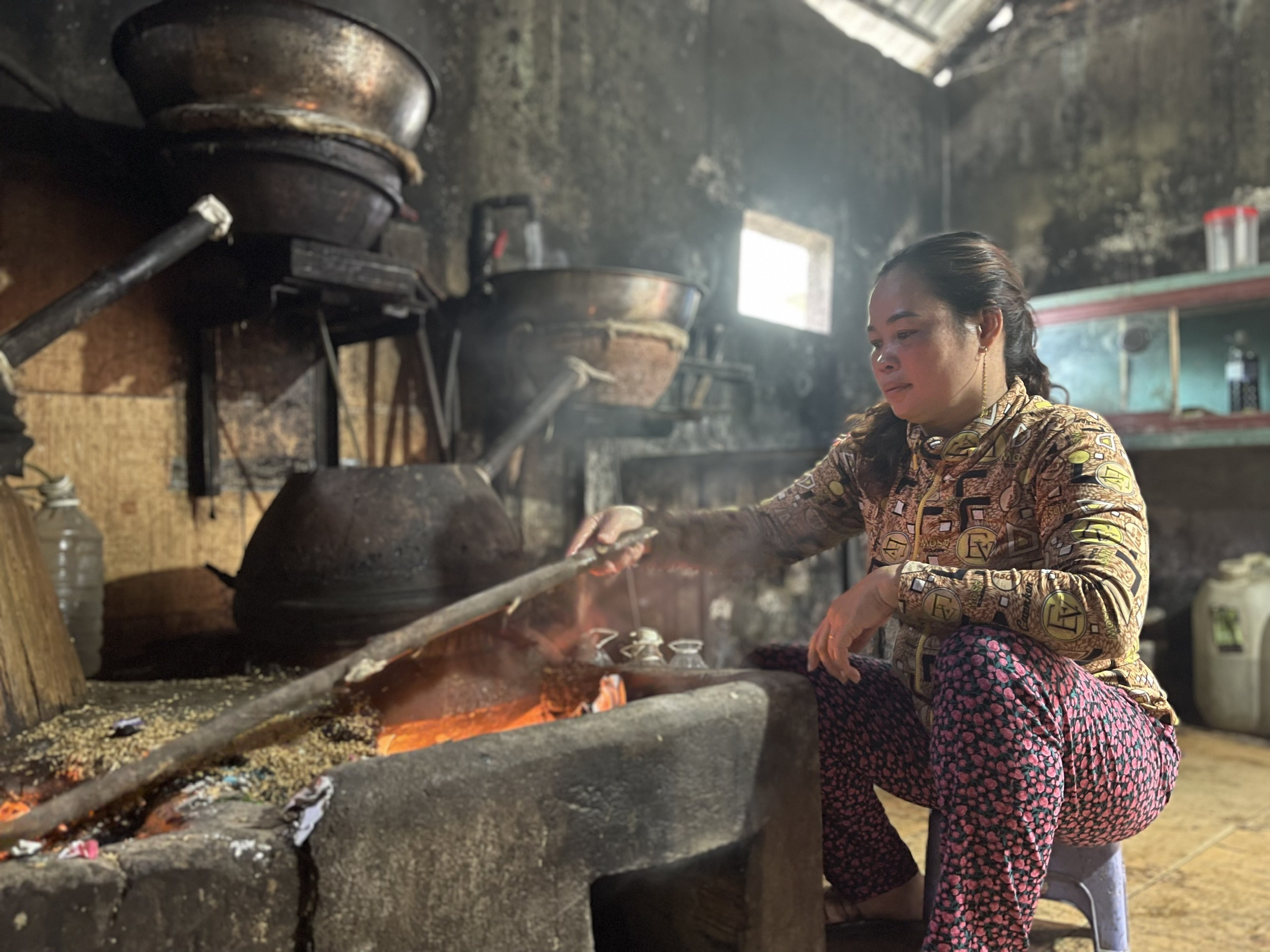 Thăm làng rượu Bàu Đá trước nỗi lo tắt lửa - Ảnh 4.