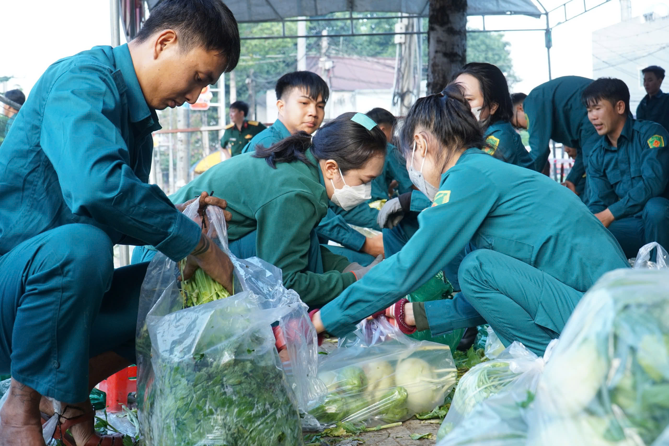 Ban Chỉ huy quân sự xã Tân Phú phát rau củ miễn phí cho bà con khó khăn - Ảnh 3.