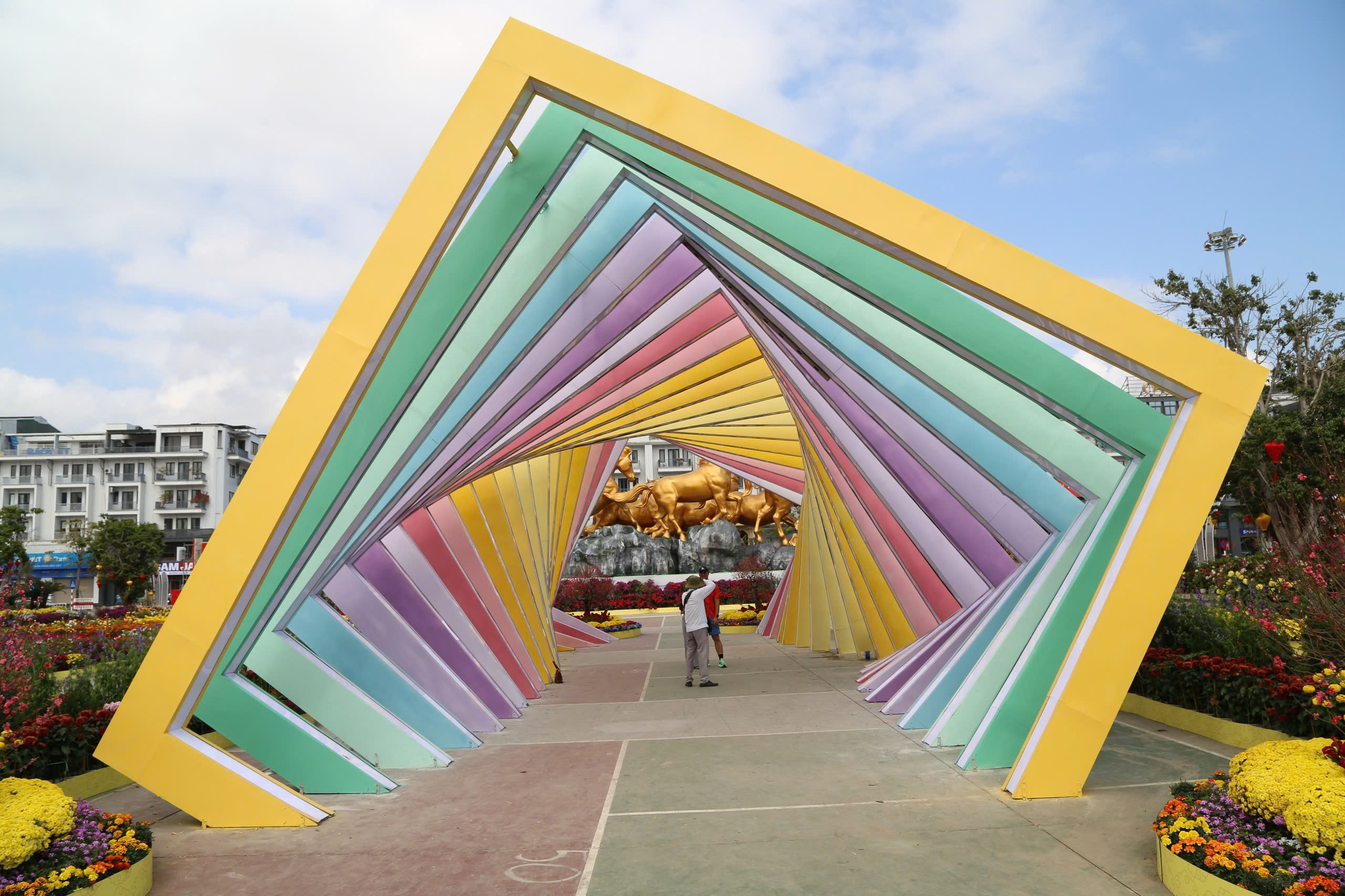 Rực rỡ ‘điểm hẹn du xuân’ bên vịnh Hạ Long- Ảnh 9. Rực rỡ ‘điểm hẹn du xuân’ bên vịnh Hạ Long- Ảnh 9.