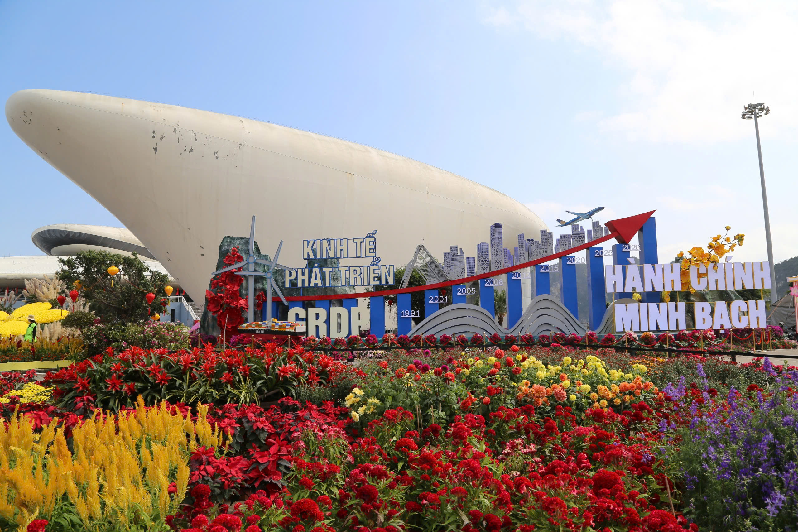 Rực rỡ ‘điểm hẹn du xuân’ bên vịnh Hạ Long- Ảnh 1. Rực rỡ ‘điểm hẹn du xuân’ bên vịnh Hạ Long- Ảnh 1.