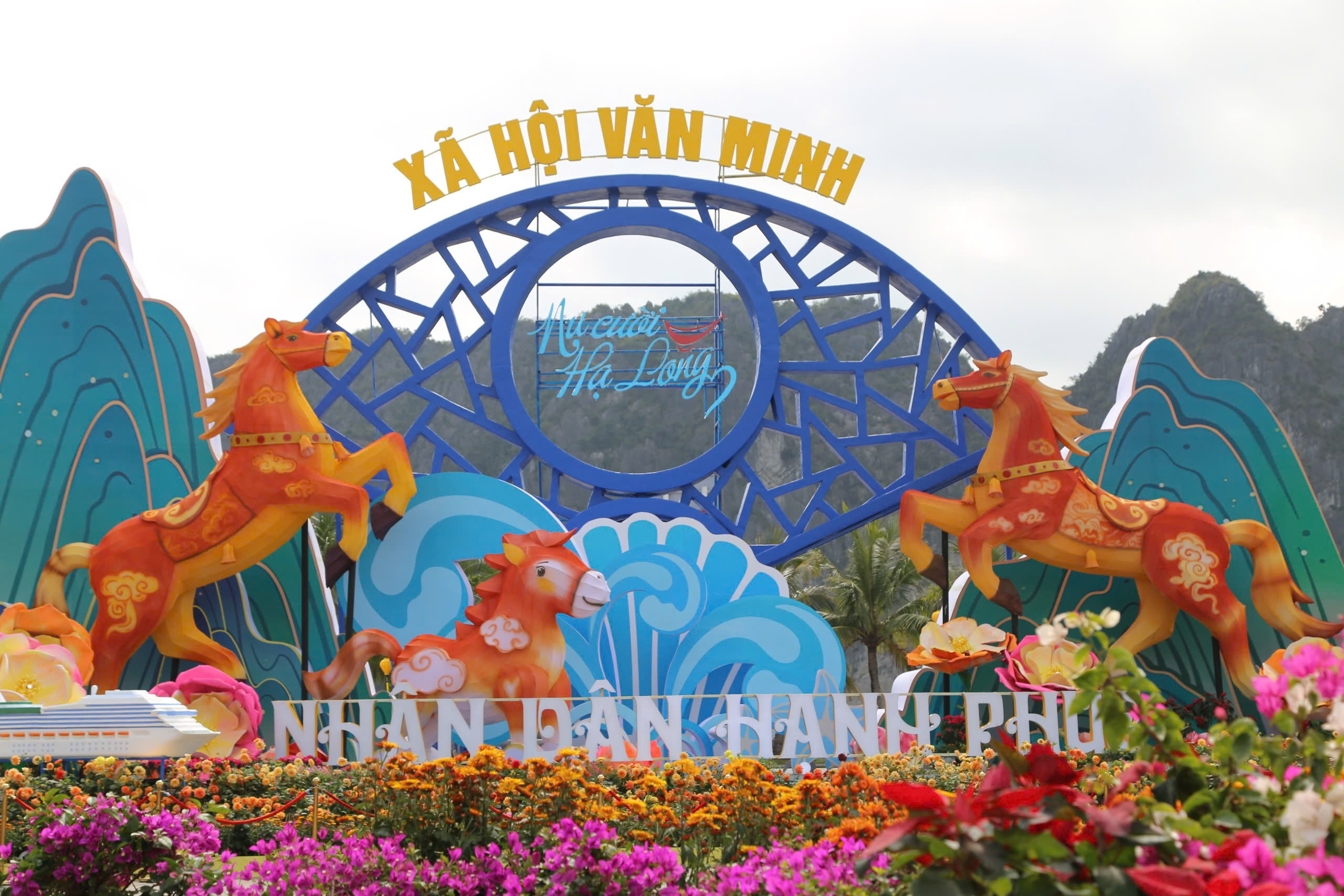 Rực rỡ ‘điểm hẹn du xuân’ bên vịnh Hạ Long- Ảnh 2. Rực rỡ ‘điểm hẹn du xuân’ bên vịnh Hạ Long- Ảnh 2.