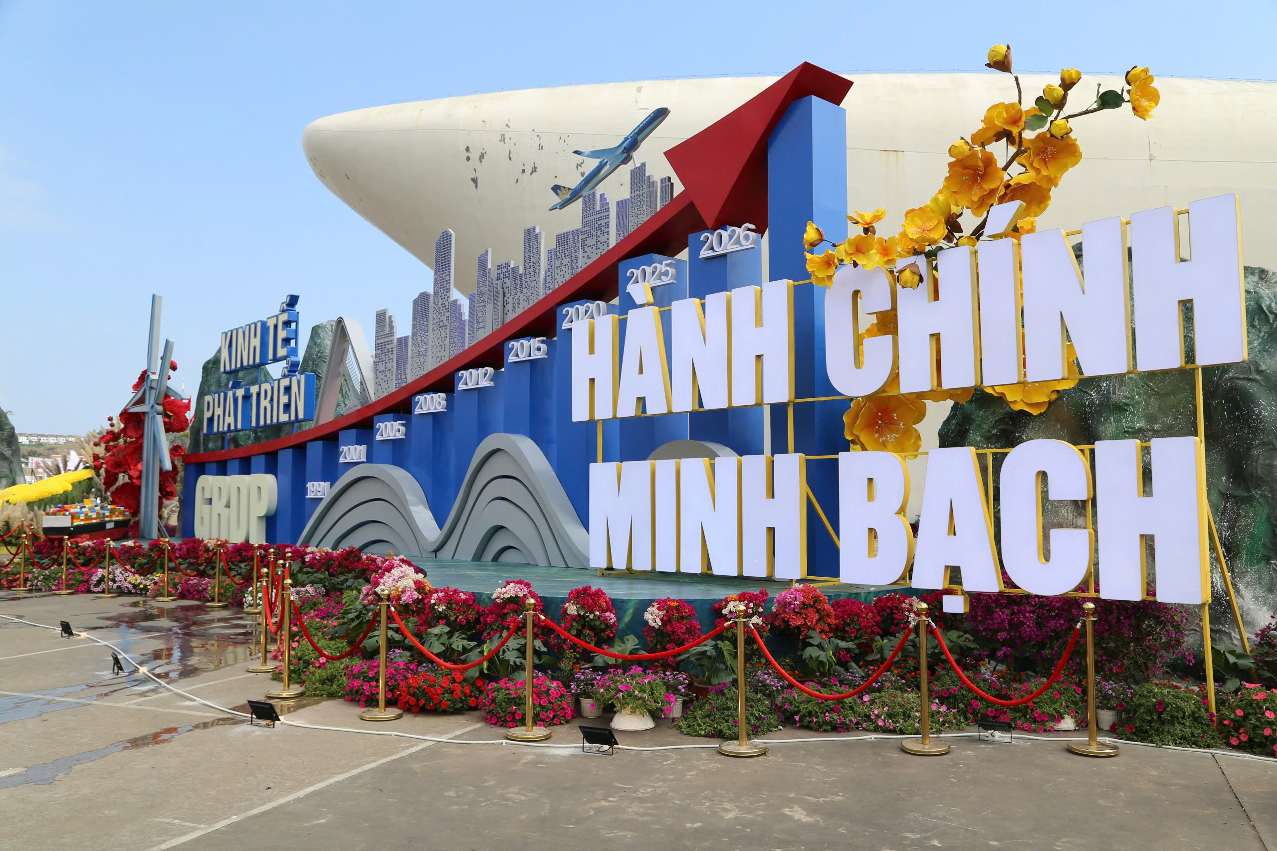 Rực rỡ ‘điểm hẹn du xuân’ bên vịnh Hạ Long- Ảnh 7. Rực rỡ ‘điểm hẹn du xuân’ bên vịnh Hạ Long- Ảnh 7.