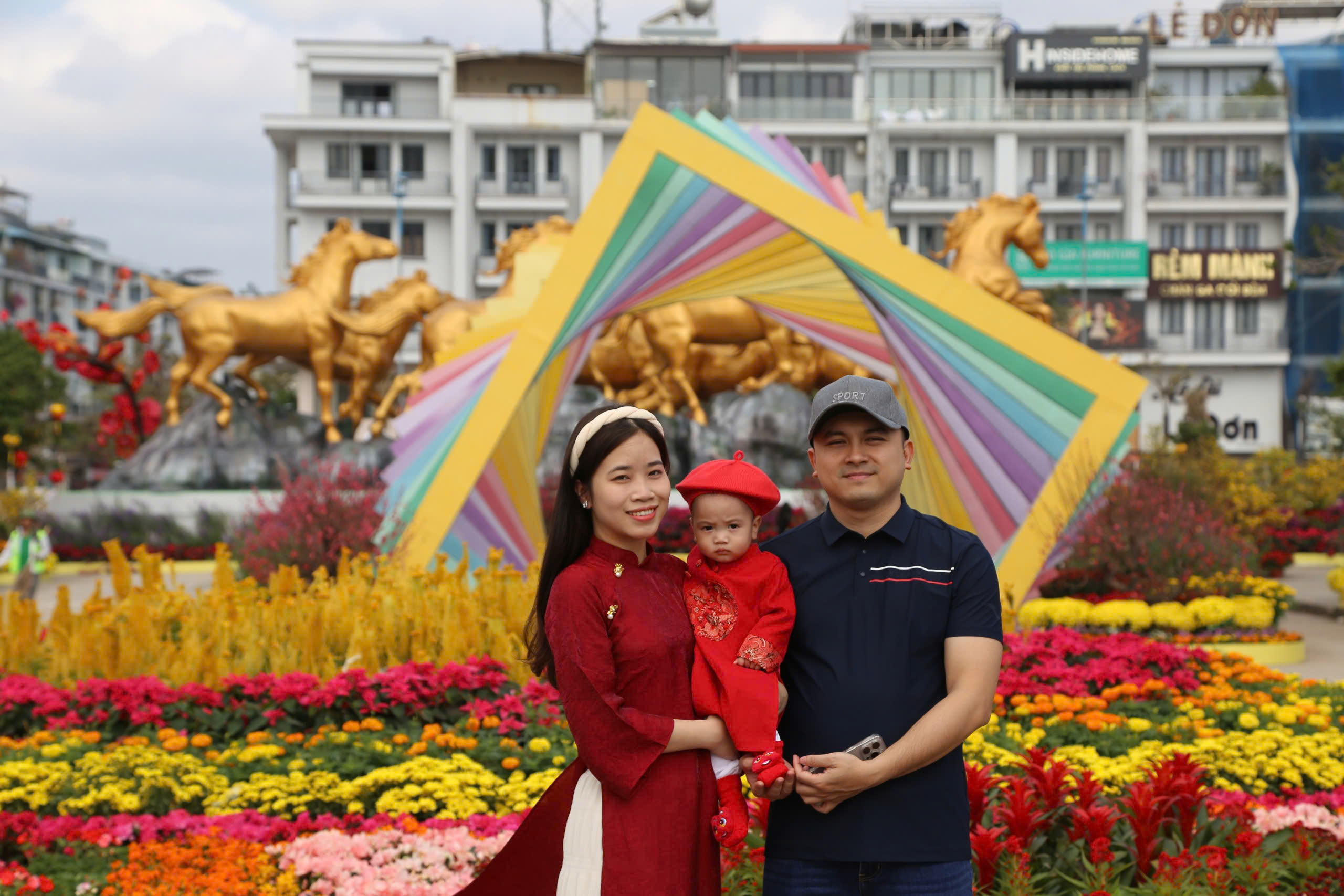 Rực rỡ ‘điểm hẹn du xuân’ bên vịnh Hạ Long- Ảnh 3. Rực rỡ ‘điểm hẹn du xuân’ bên vịnh Hạ Long- Ảnh 3.