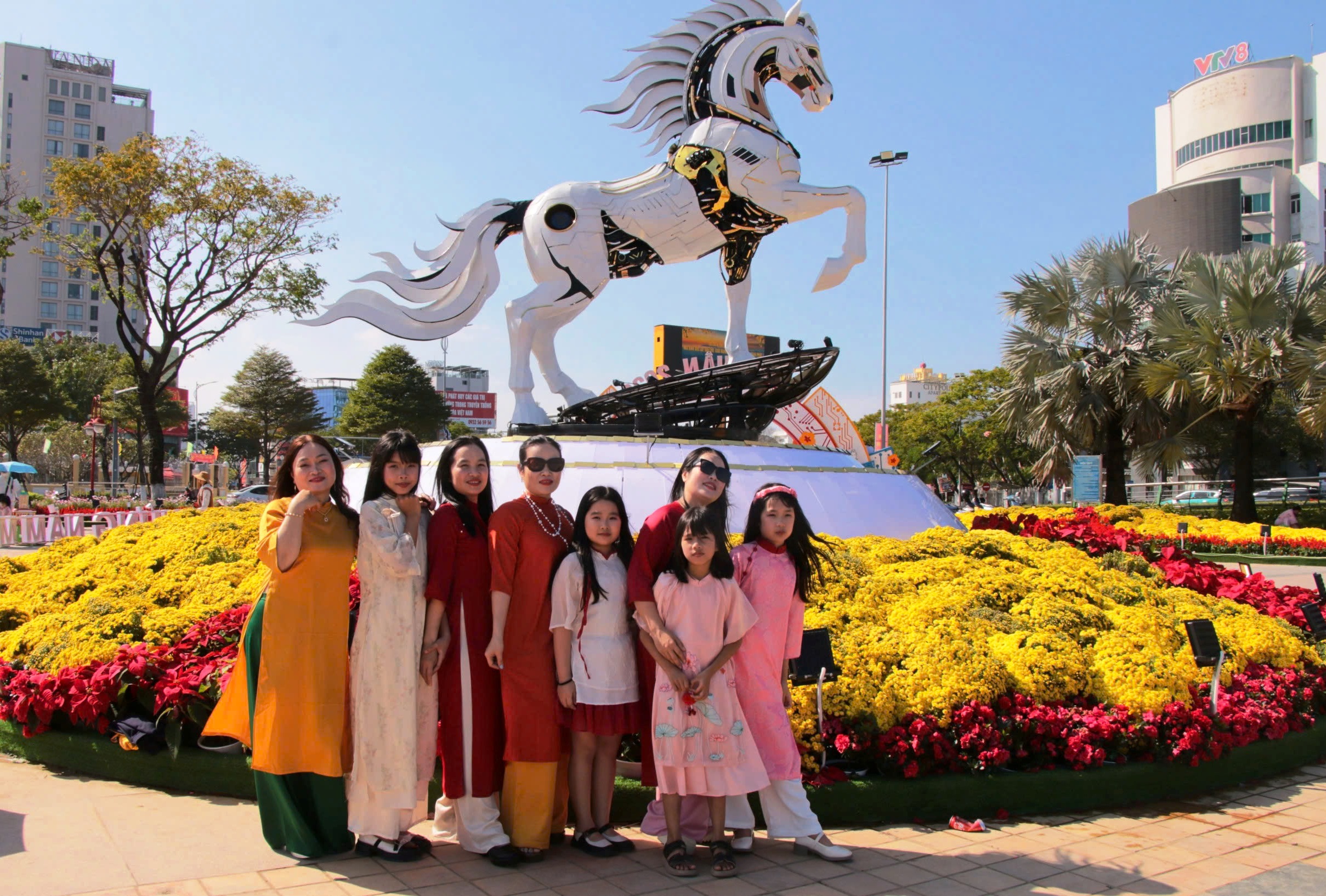 Dòng người rần rần đổ về chech-in cùng siêu phẩm Kim Mã 4.0 bên sông Hàn- Ảnh 1. Dòng người rần rần đổ về chech-in cùng siêu phẩm Kim Mã 4.0 bên sông Hàn- Ảnh 1.